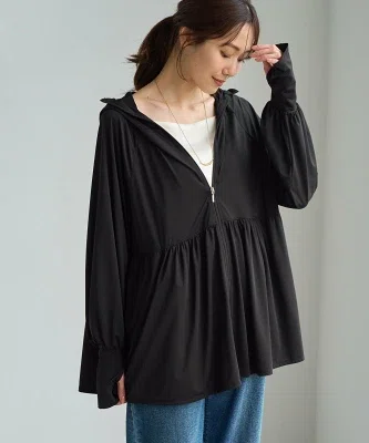 白いインナーとブルーデニムに、黒のペプラムUVパーカーを羽織った夏コーデ。黒いサンダルと明るい色のバッグを合わせた装い。