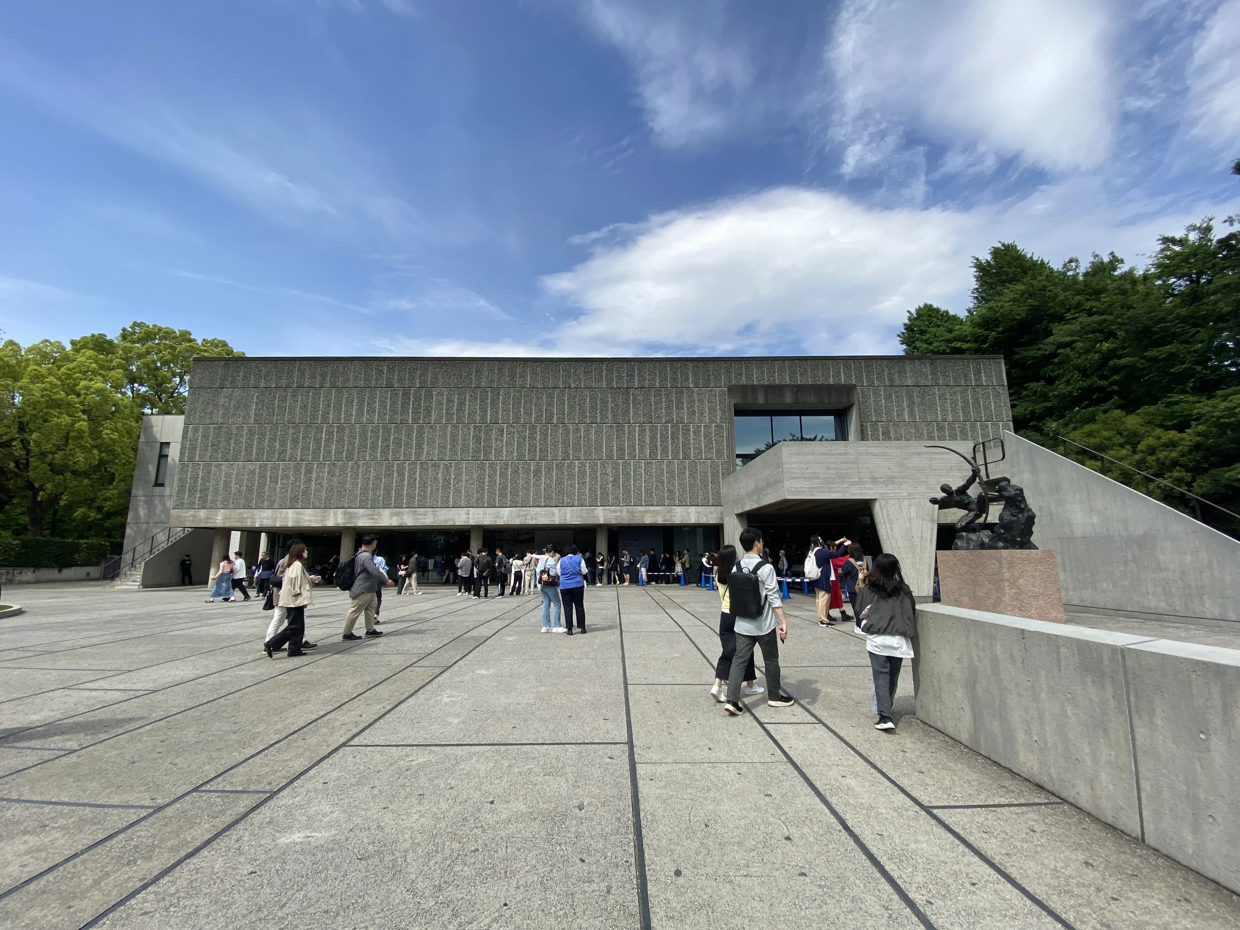 上野で出会う、ル・コルビュジエの建築｜国立西洋美術館を歩く｜めぐる