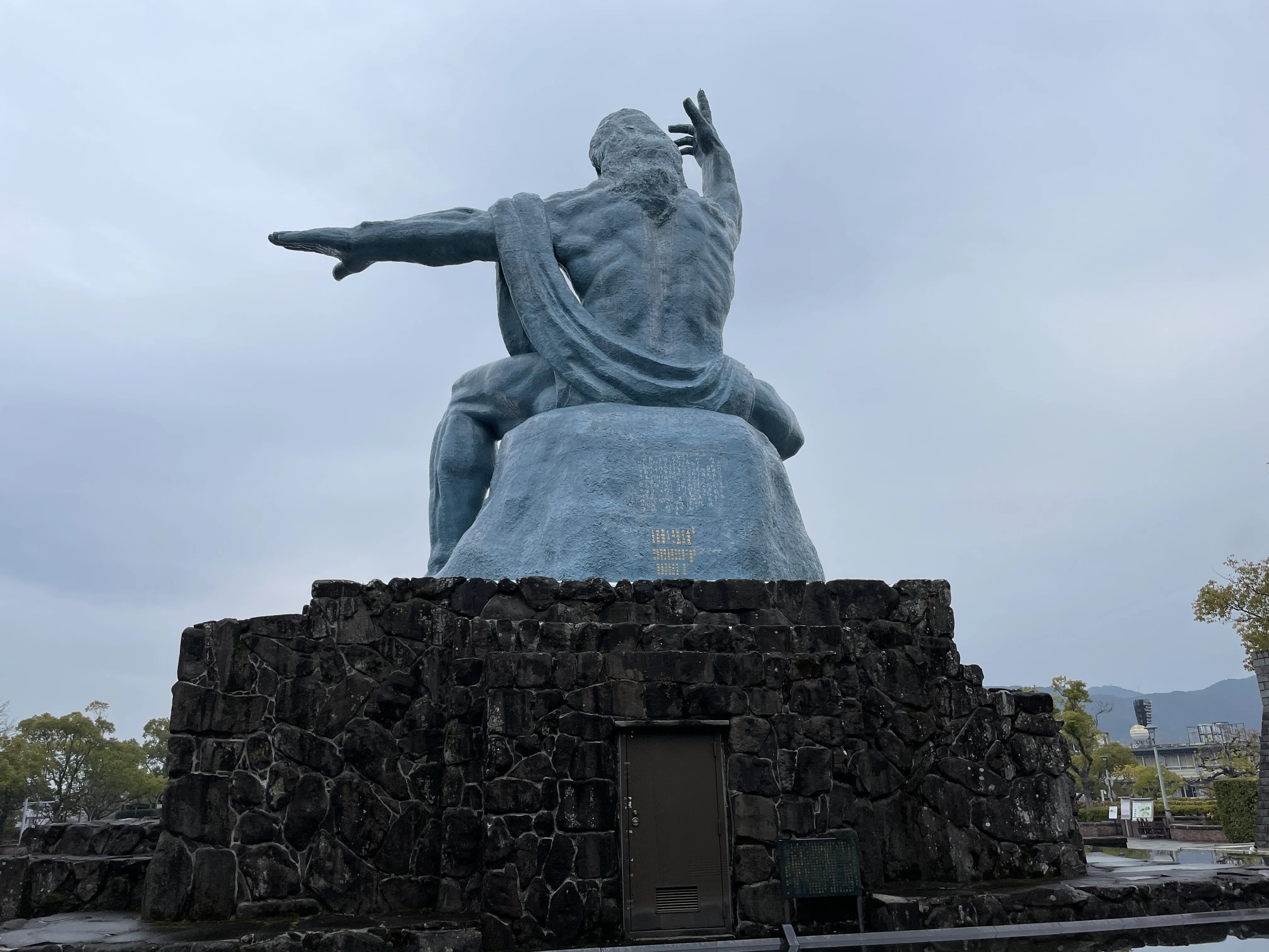 伝承するだけでは充分ではない戦災の記憶【平和祈念像：平和公園】長崎