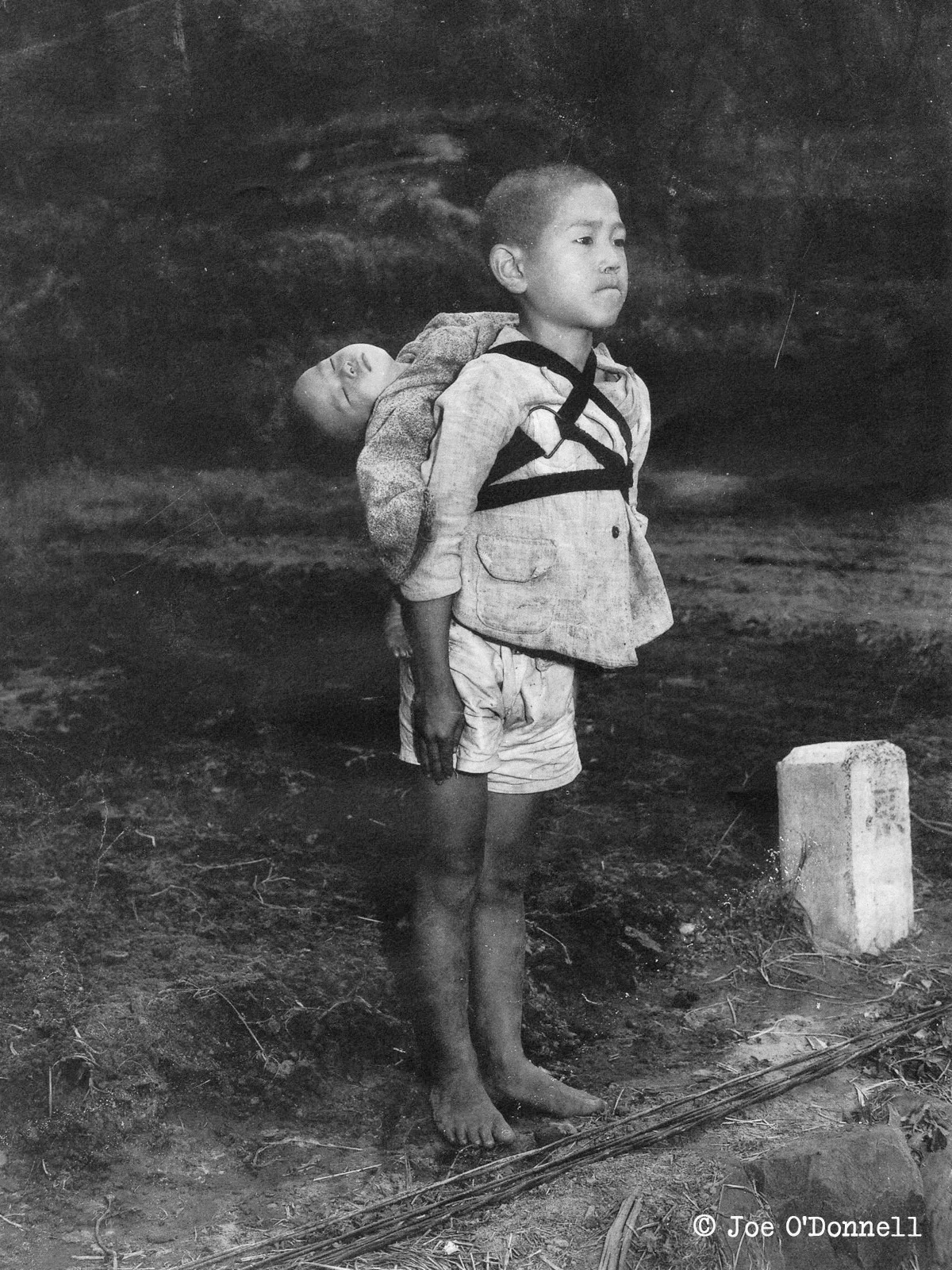 焼き場 に立つ少年 本人