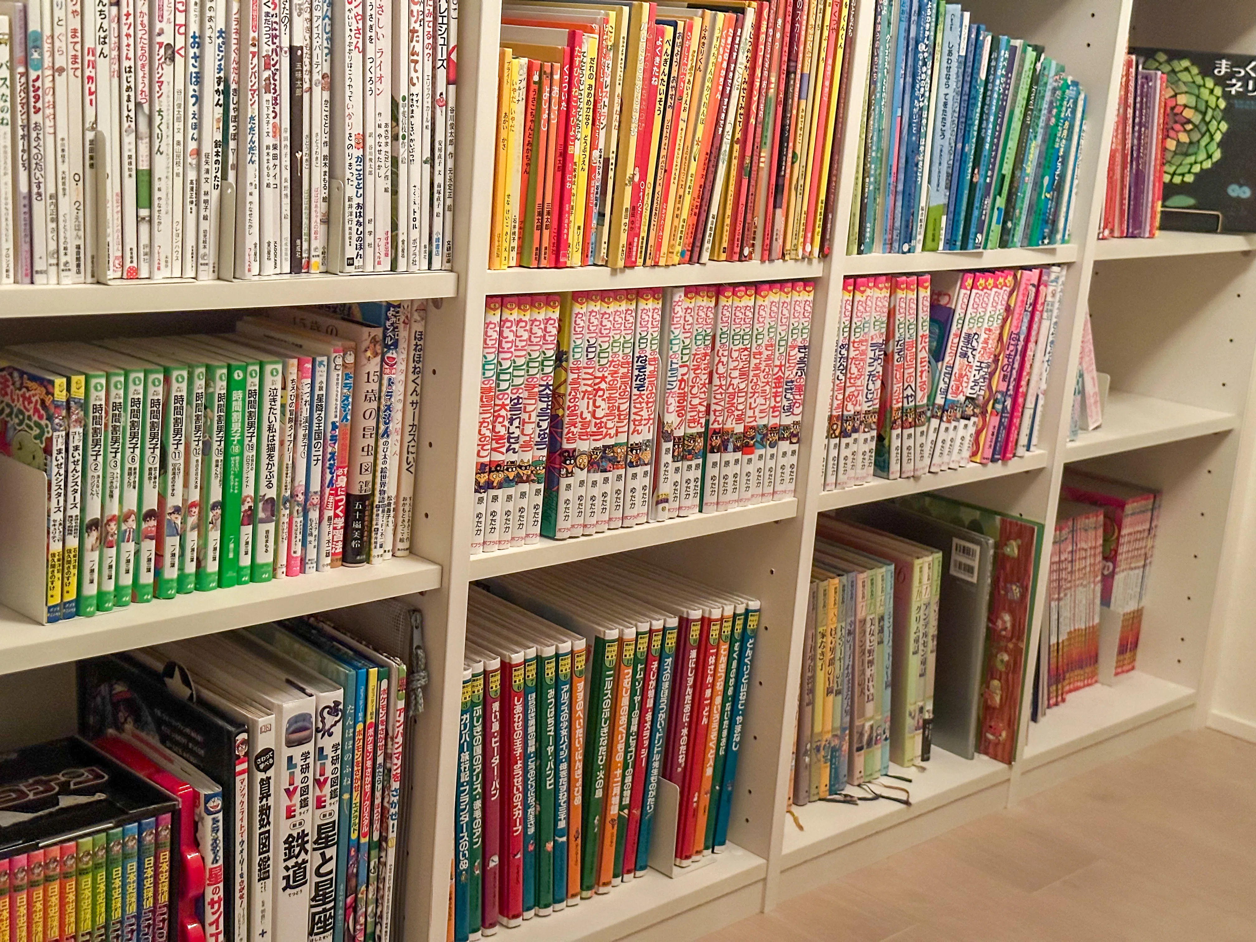 図書室の子どもコーナーの本棚
