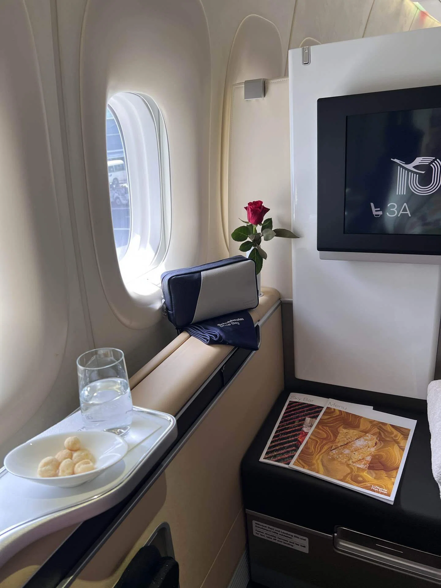 ルフトハンザの鼻先✈️の「8席」へ。：LH717搭乗記｜世界一周