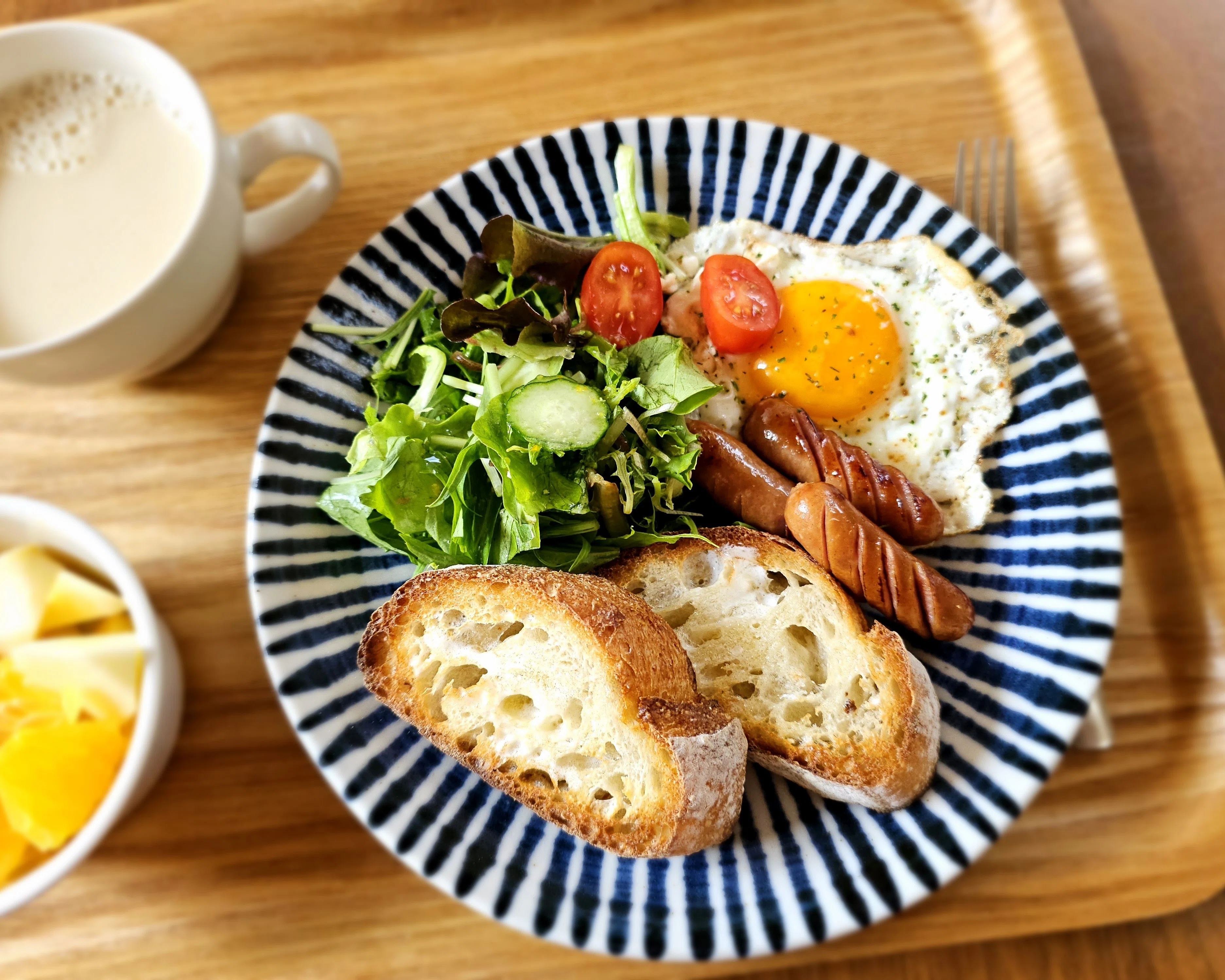304 休日の朝ごはんは、大好きなパンにいろいろ添えて｜Mocha