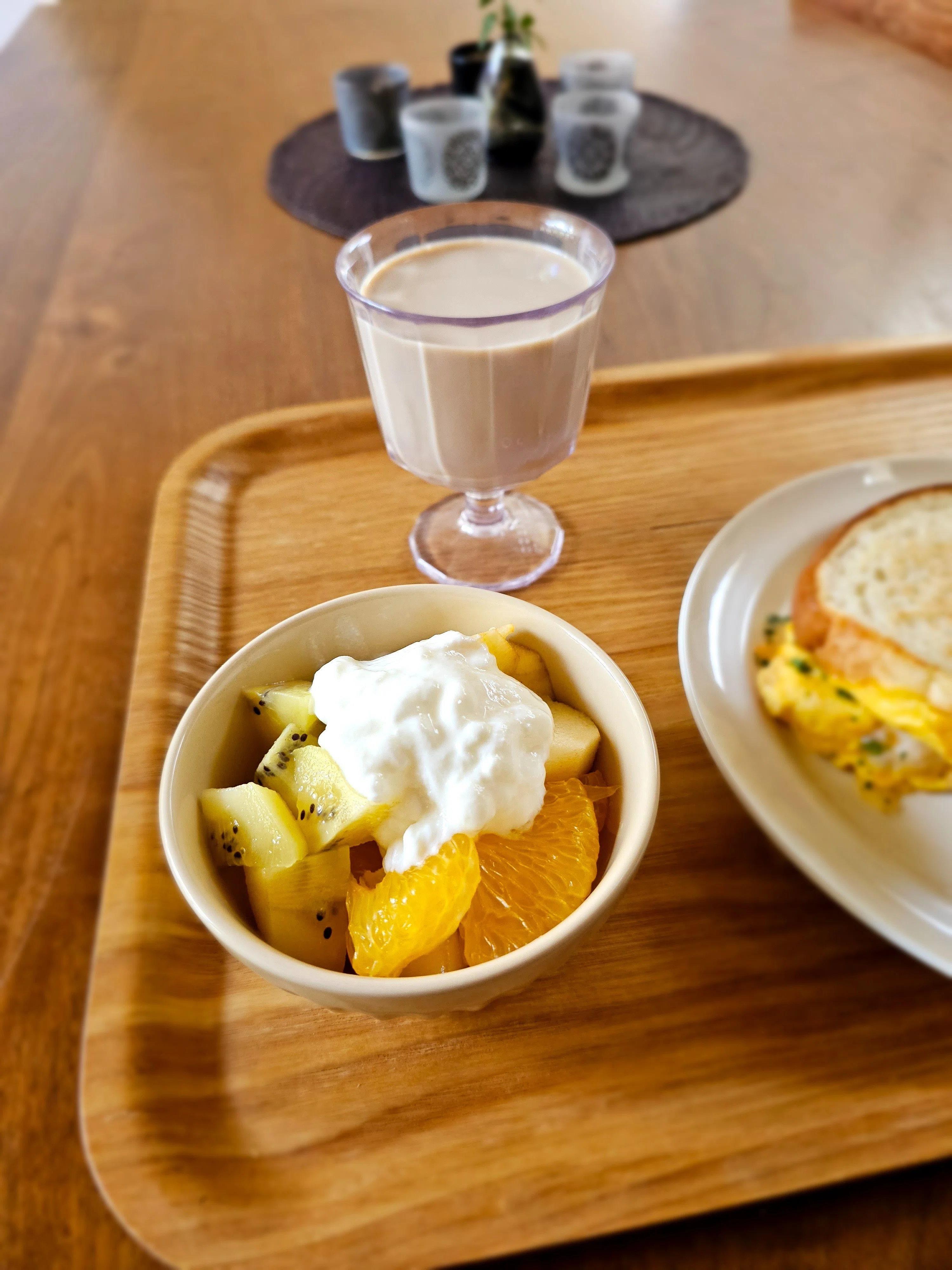304 休日の朝ごはんは、大好きなパンにいろいろ添えて｜Mocha