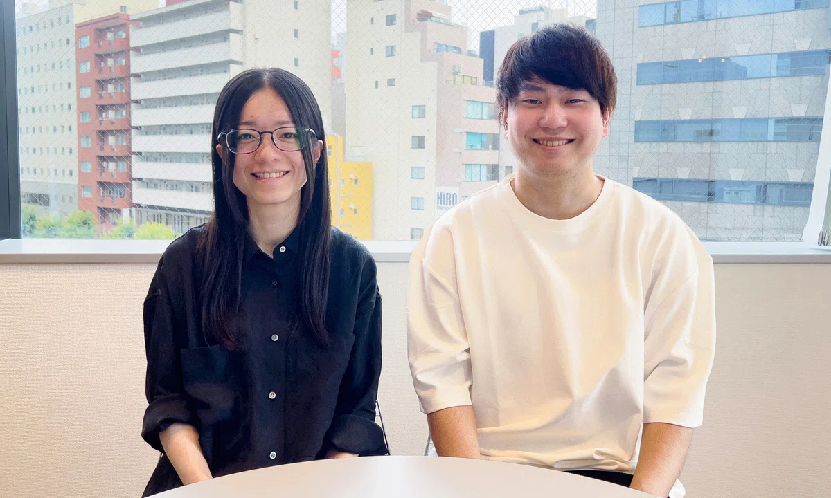 shioとmitsuが横並びに座っている写真