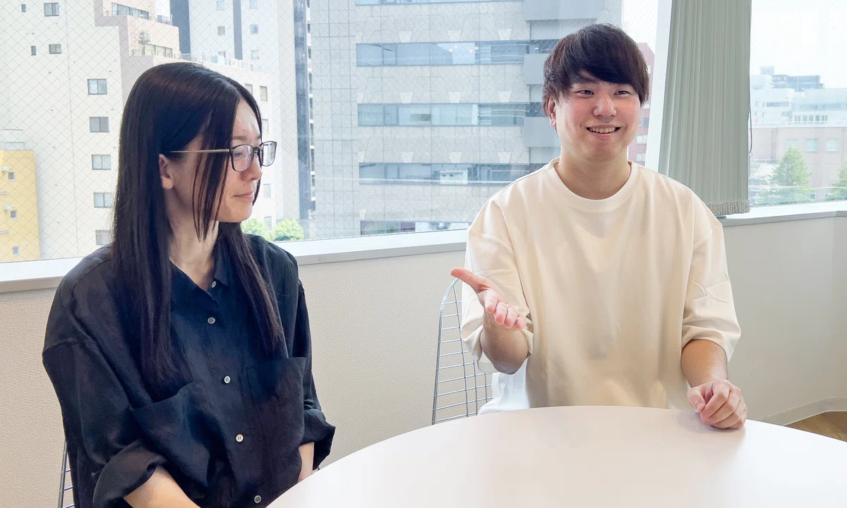 mitsuが話していて、shioが聞いている写真
