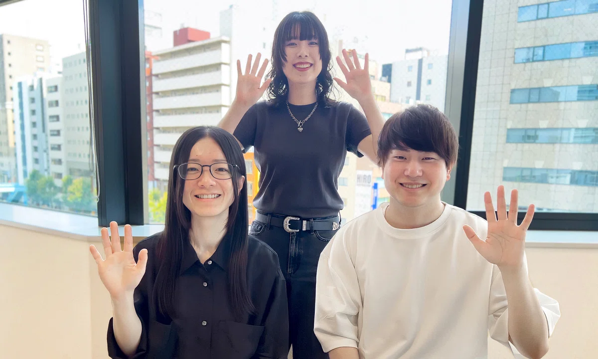 shio、mitsu、jumiが笑顔で手を振っている写真