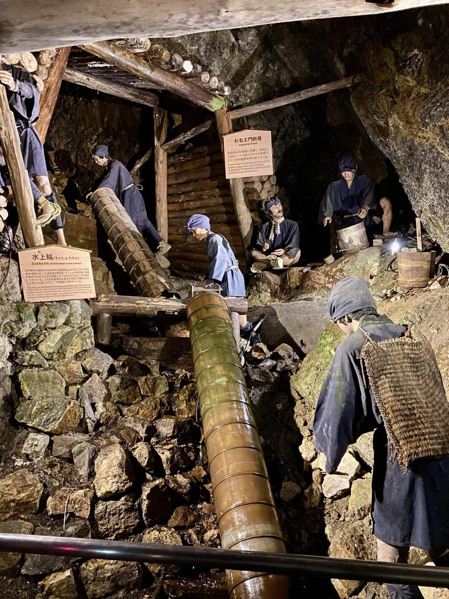 佐渡金山採取　鉱石　　重量4キロ ③世界遺産「佐渡金山」を歩く🚶｜ぴろ
