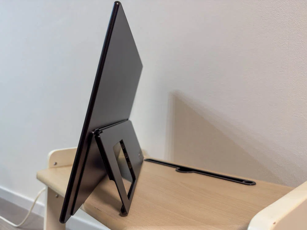 4Kじゃなく2.5Kを選んで正解。EHOMEWEI 18インチモバイルモニターを
