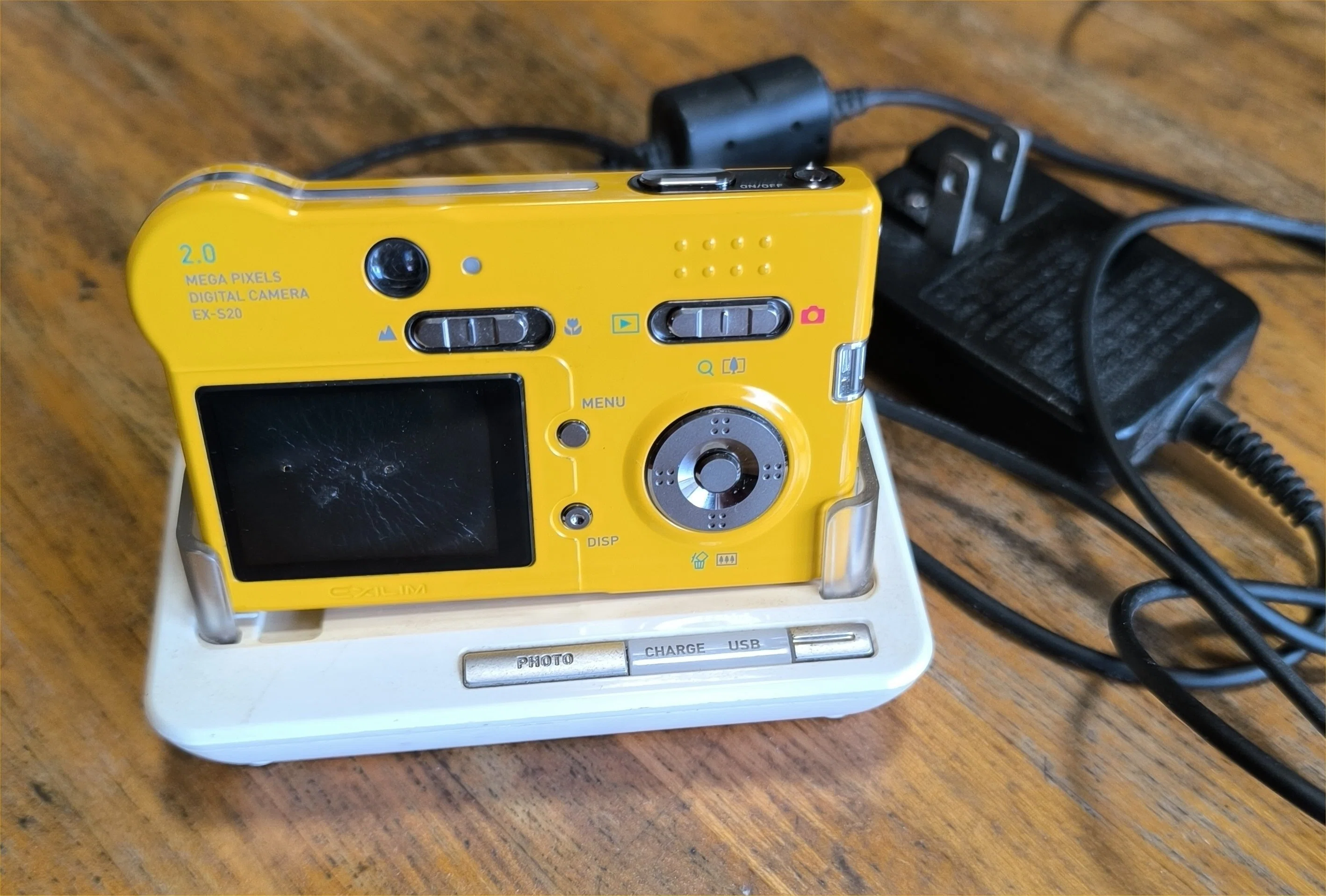 200万画素デジカメが輝いていた時代 ～23年前のユニークな固定焦点機で