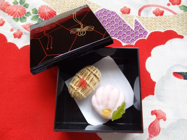 値下げ】加賀箔工芸 金色花柄漆器重箱 値下げ】加賀箔工芸 金色花柄