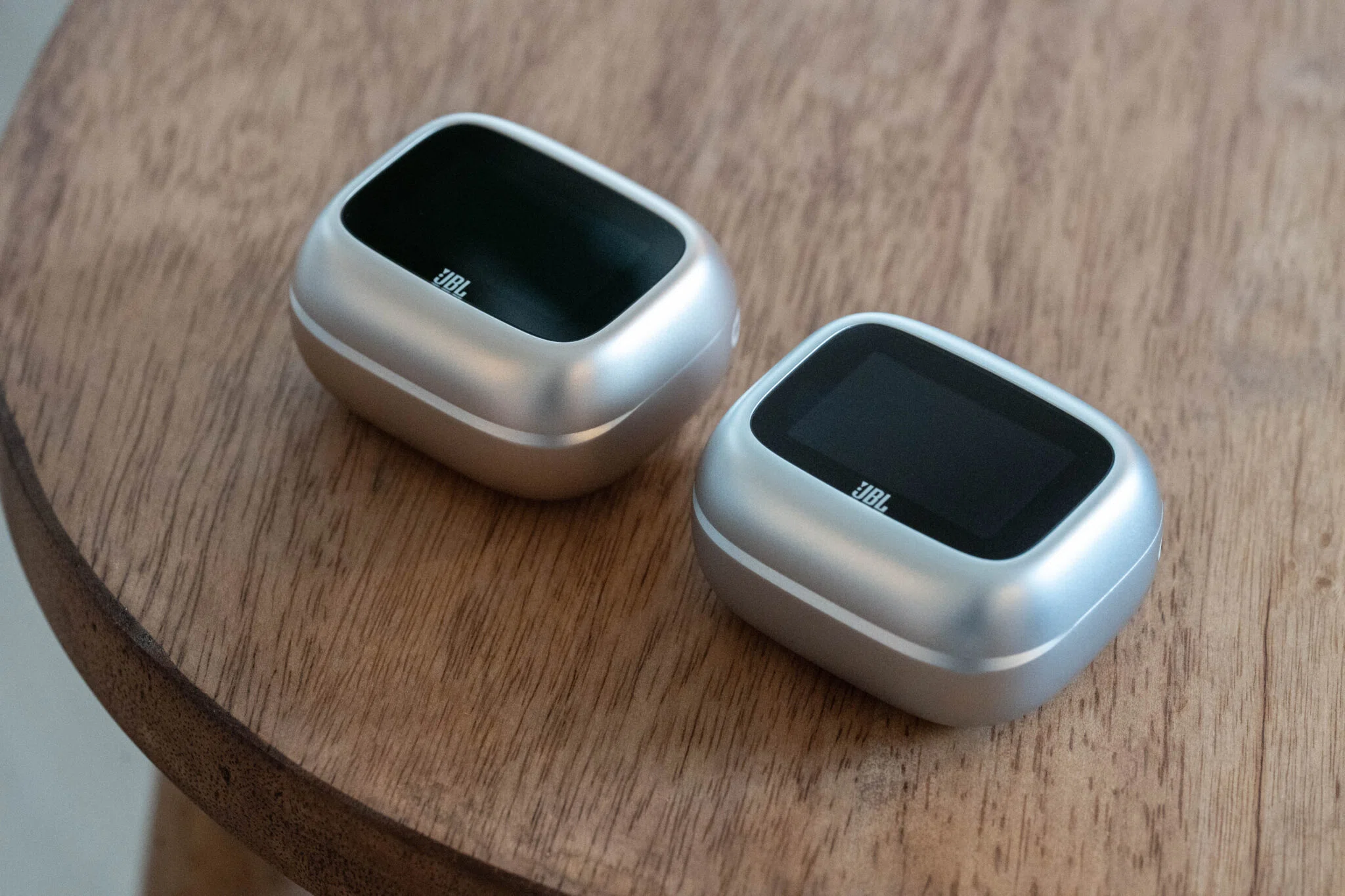 ミドルクラスの「名機」が2年ぶりに進化！「JBL LIVE BUDS 4 / BEAM 4 