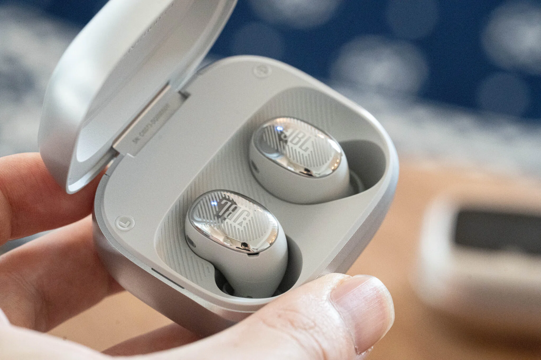 ミドルクラスの「名機」が2年ぶりに進化！「JBL LIVE BUDS 4 / BEAM 4 
