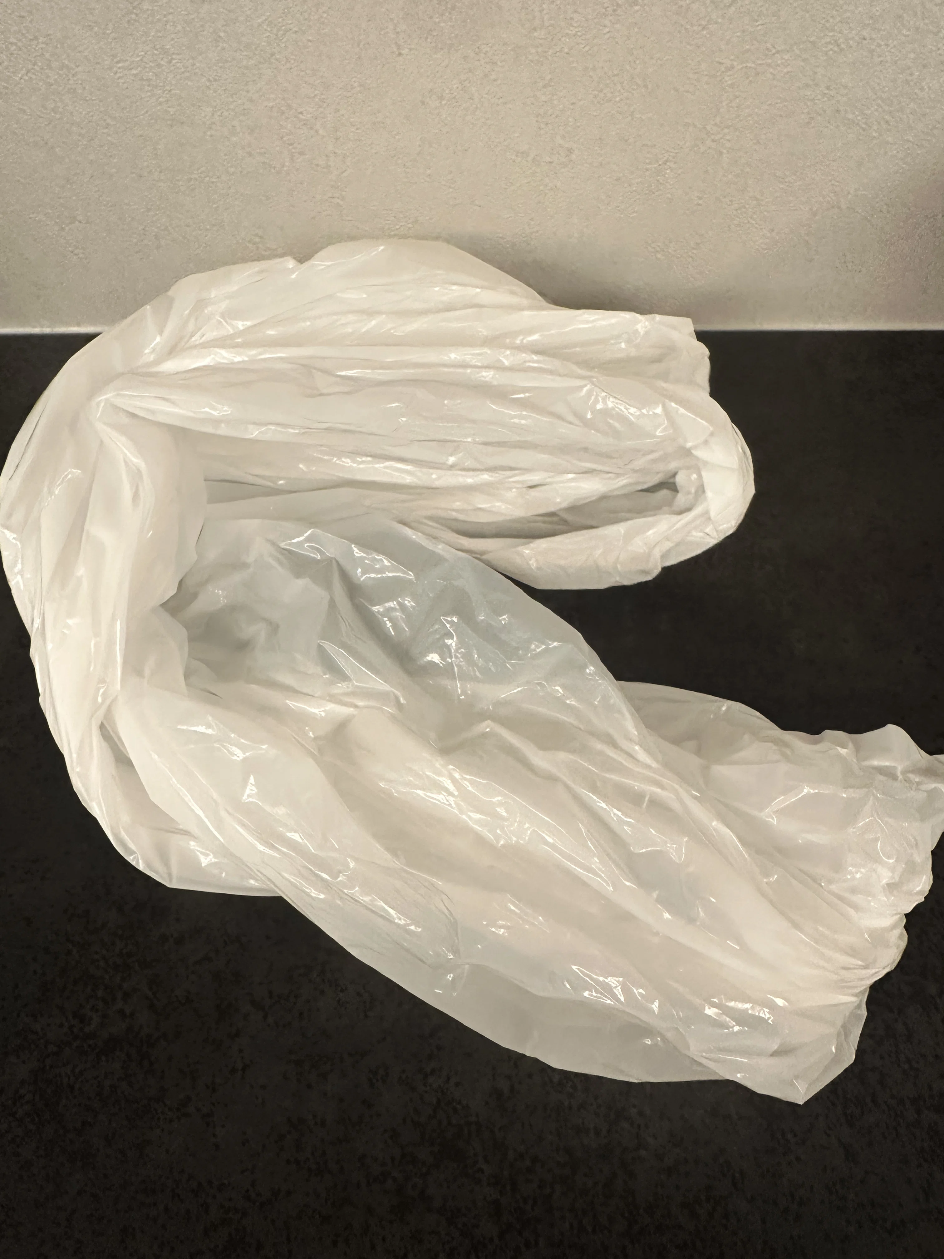 ごみ袋を細長くまとめる方法