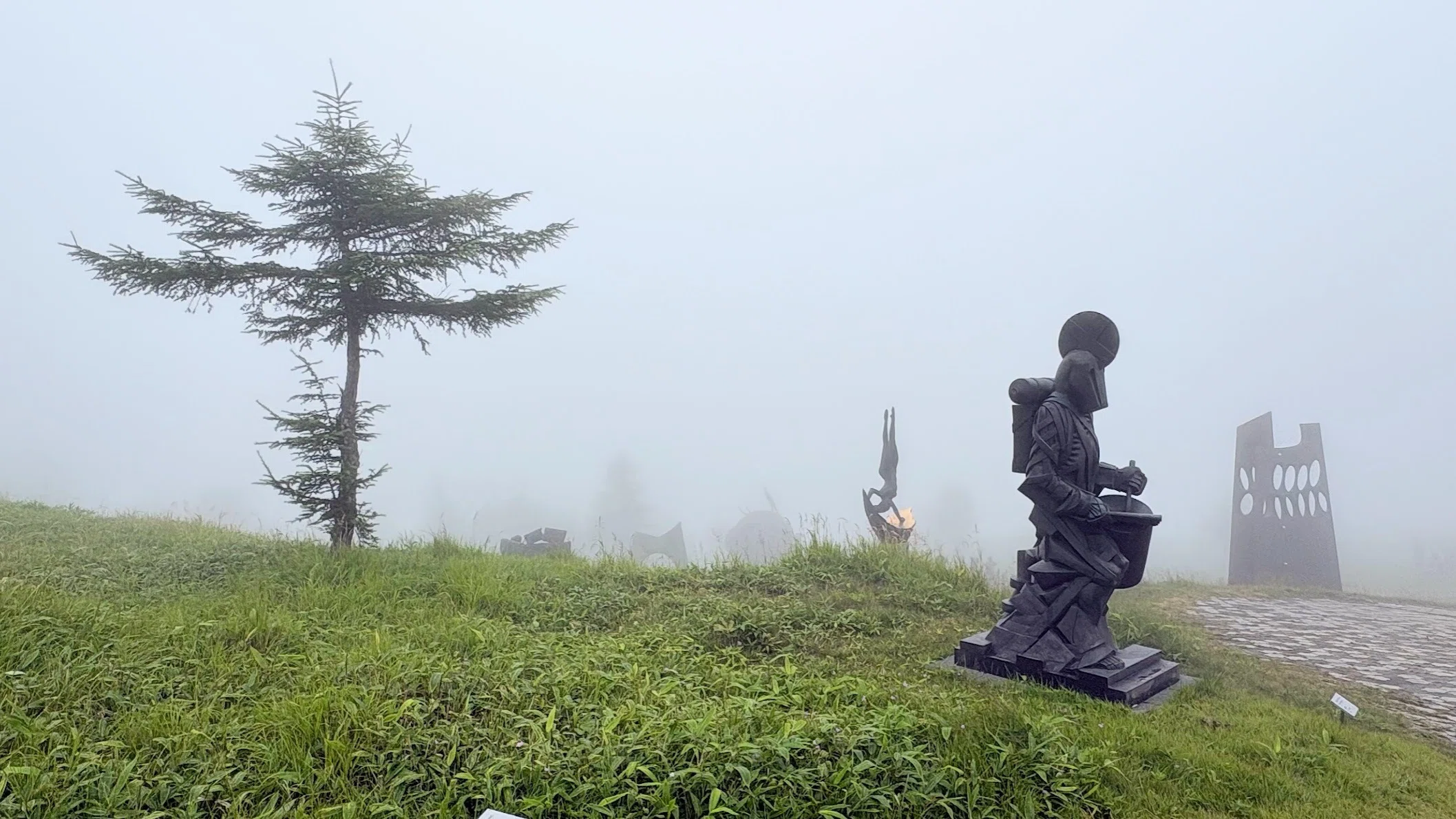 霧の美ヶ原高原美術館｜ういうい