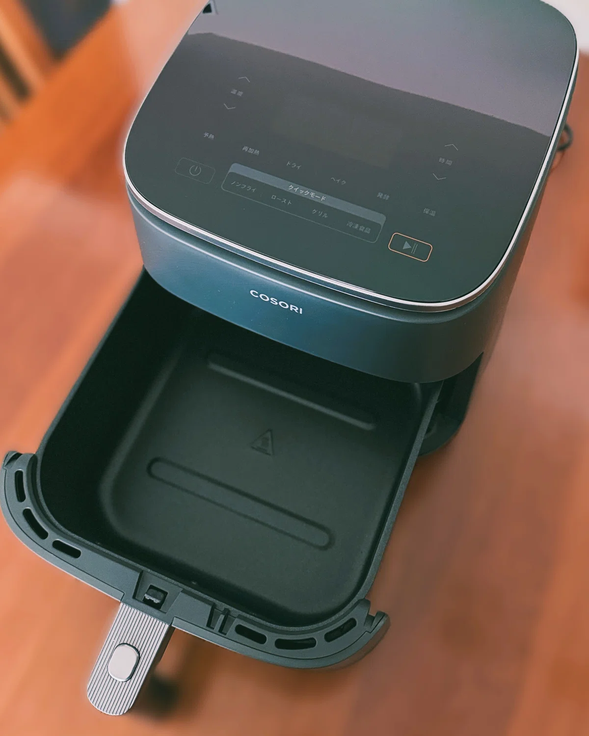 COSORI ノンフライヤー 6L。バスケットを開けた写真
