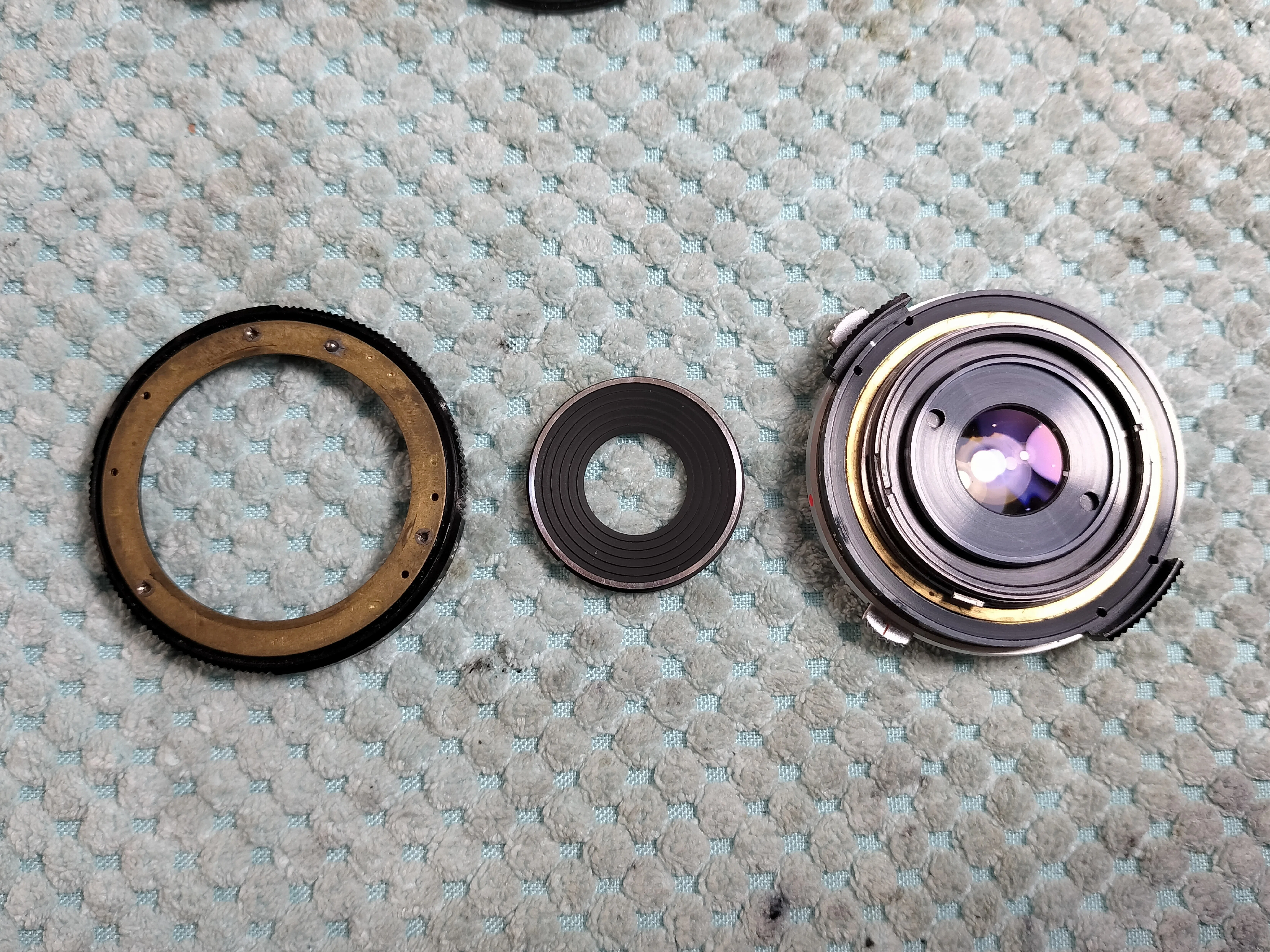 Olympus E.Zuiko 38mm F2.8 パンケーキレンズの分解｜フィルムカメラ