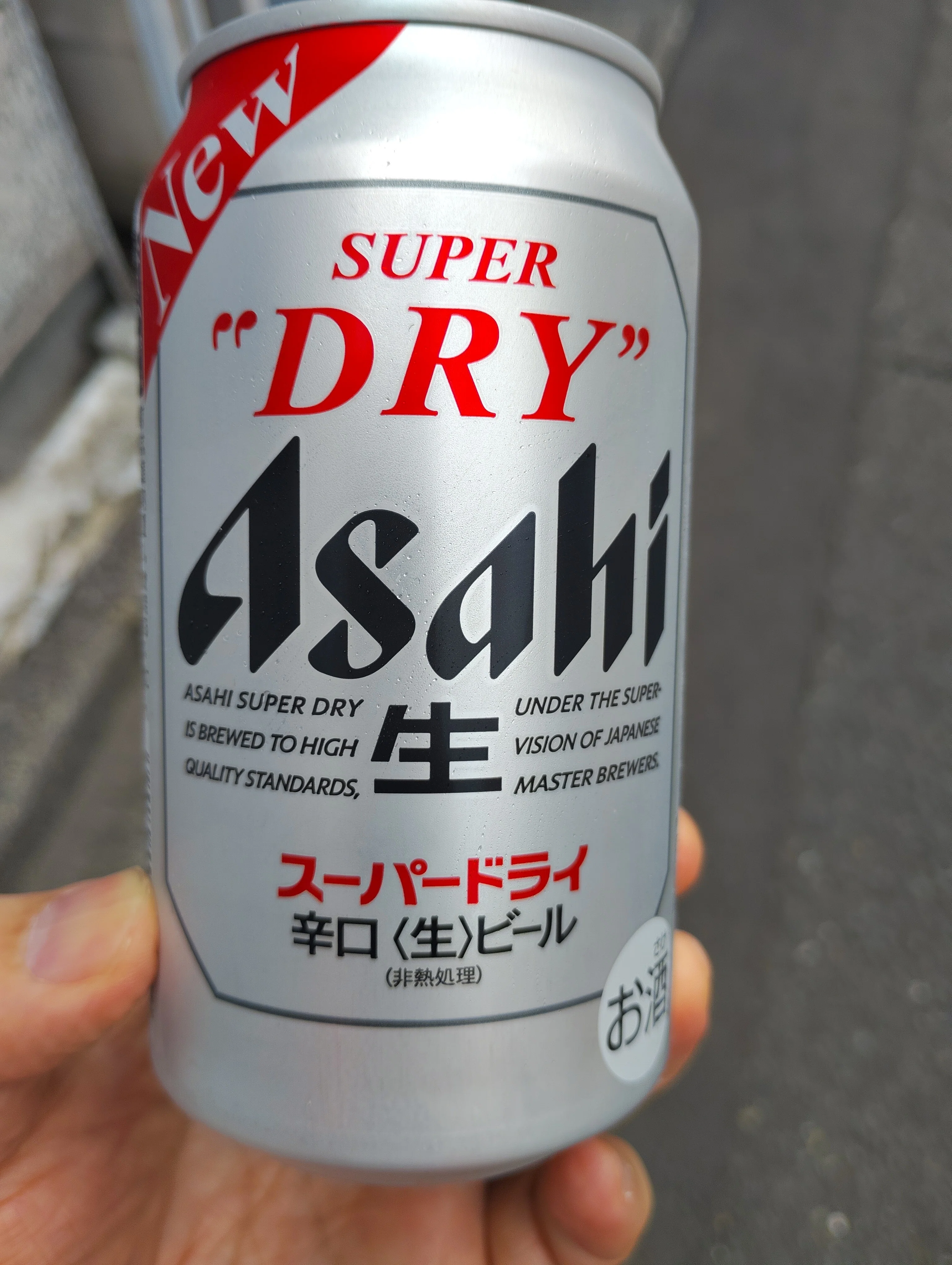 リニューアルしたアサヒスーパードライの缶ビールとリニューアル前の缶