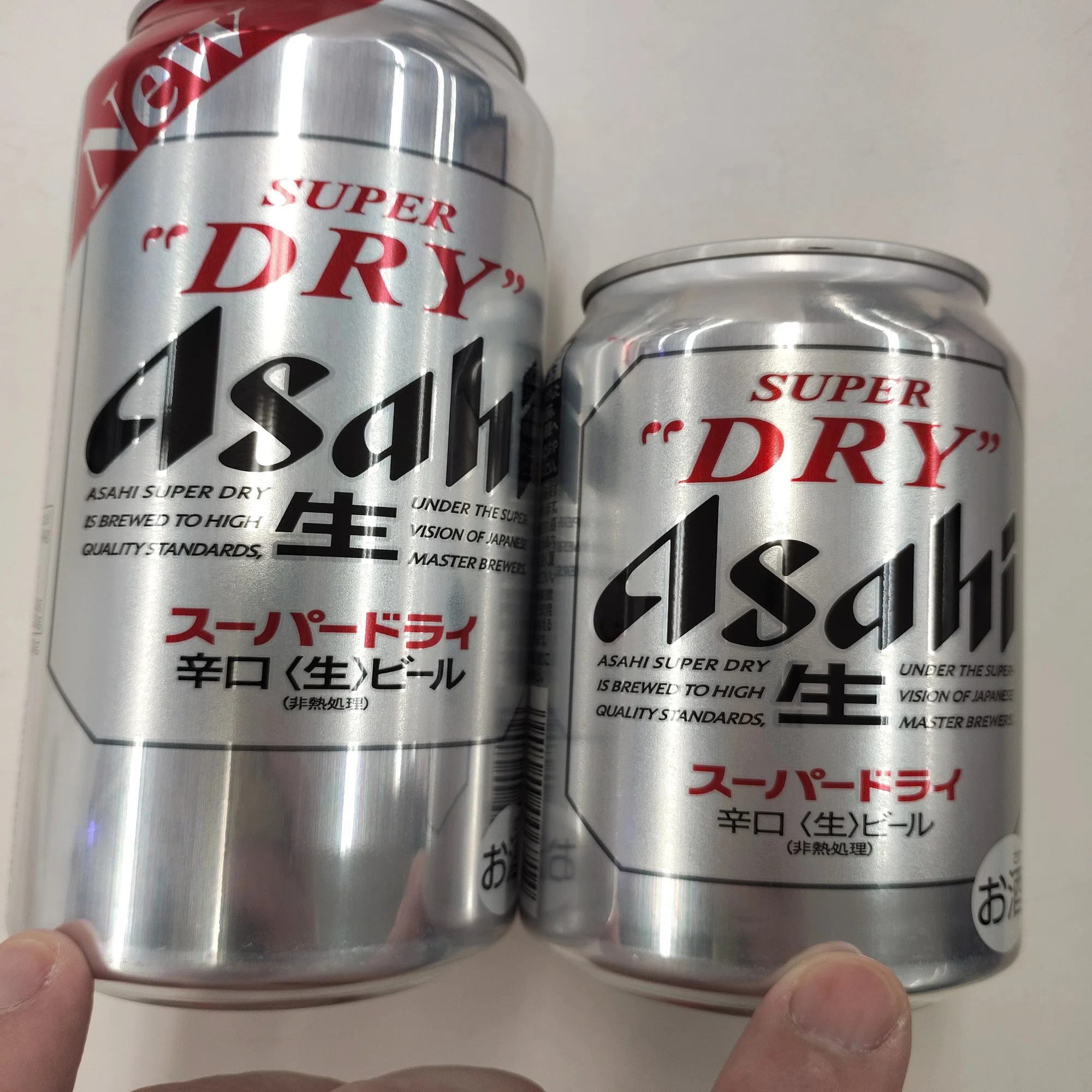 リニューアルしたアサヒスーパードライの缶ビールとリニューアル前の缶