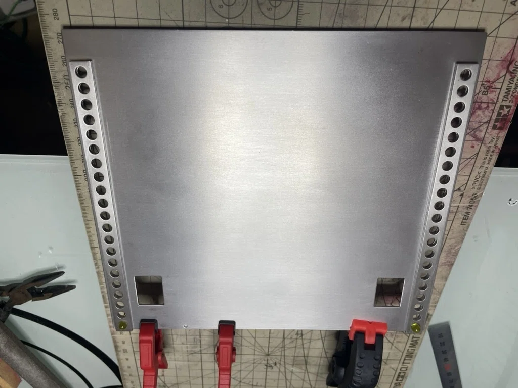 【連載】R.C.Track 開発日記 #10:基板到着を待つ間に!こだわりの荷台&電飾架台のプロ加工編|ひとちゃん