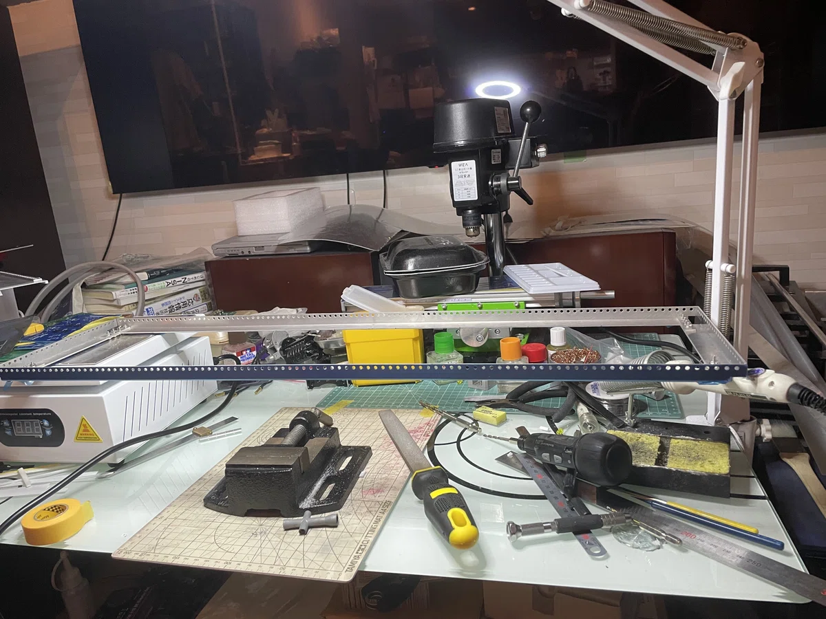 【連載】R.C.Track 開発日記 #10:基板到着を待つ間に!こだわりの荷台&電飾架台のプロ加工編|ひとちゃん
