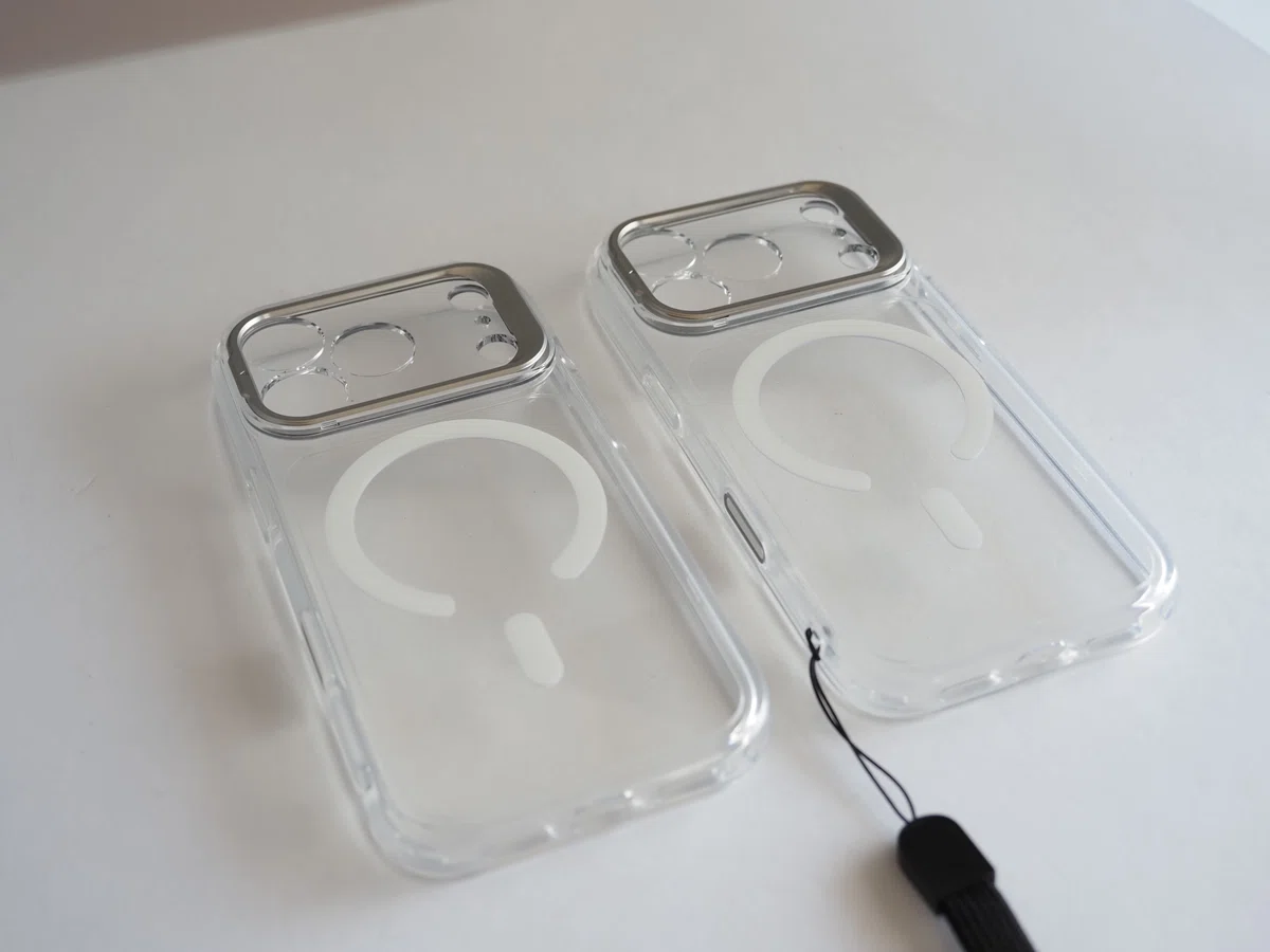 ESRのiPhone 17 Pro用クリアケースの2か月弱使用品と未使用品を並べて黄ばみを比較