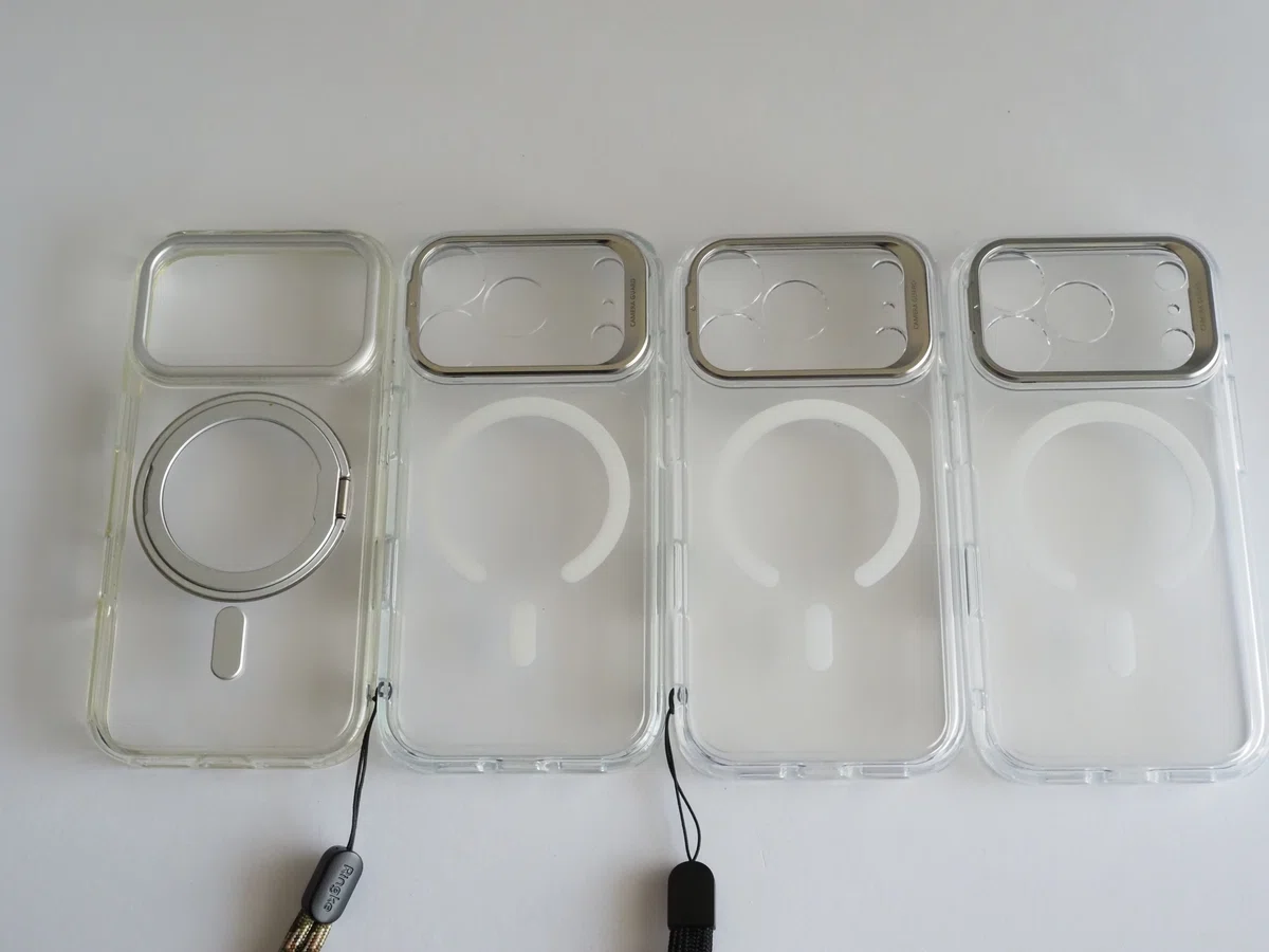 JOOBOY、5月購入のESR、2か月弱使用したESR現行品、未使用のESR現行品の4つのクリアケースを並べた写真