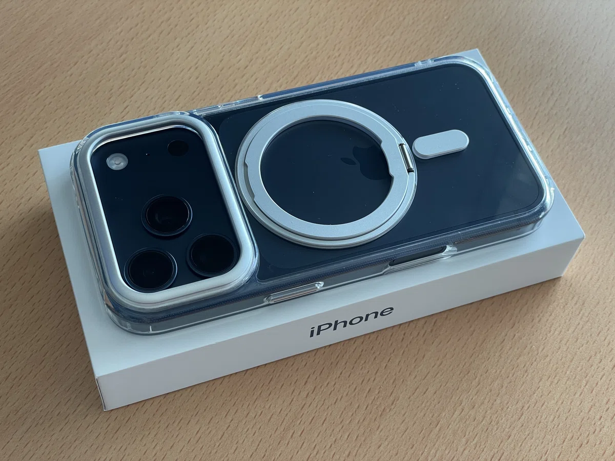 JOOBOYのクリアケースを装着したiPhone17Pro