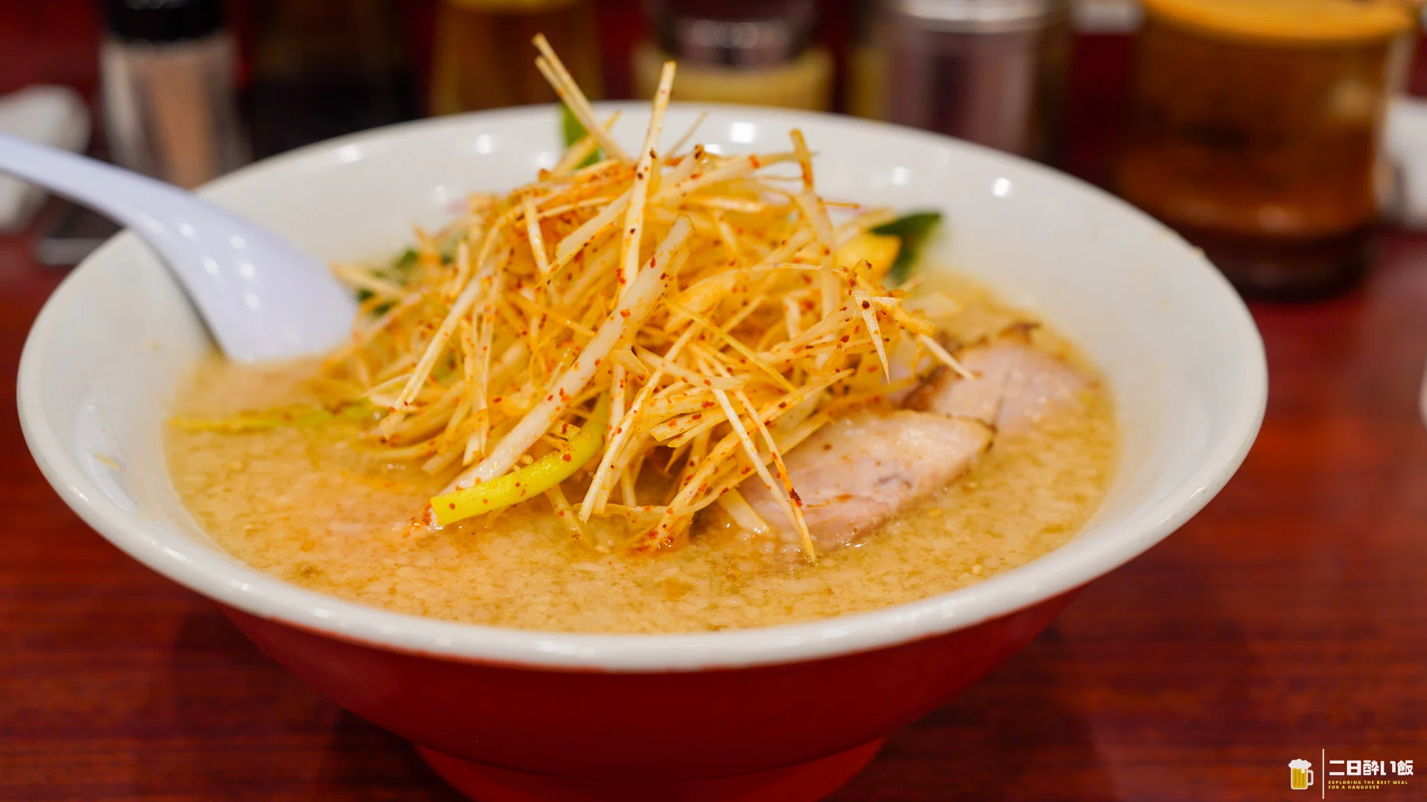 上板橋の駅前一分でハイボール片手にみそネギラーメンを食べる「麺工房