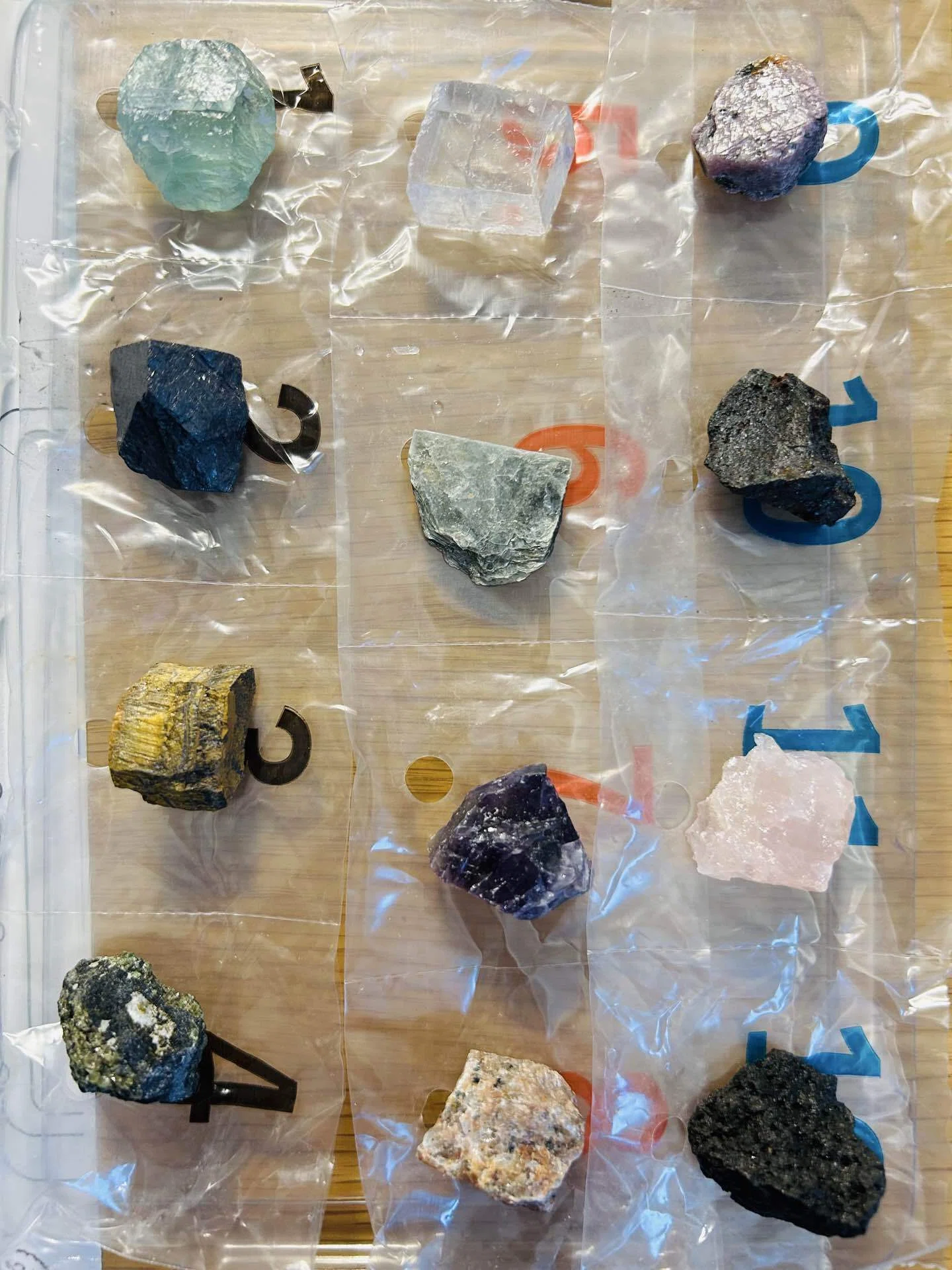2人の鉱物です重い2,6キロ有りますが材質わわかりません作者のサインあります。 鉱物部〈1〉｜鉱物はじめました。- 観察キットで遊ぶ -｜透乃