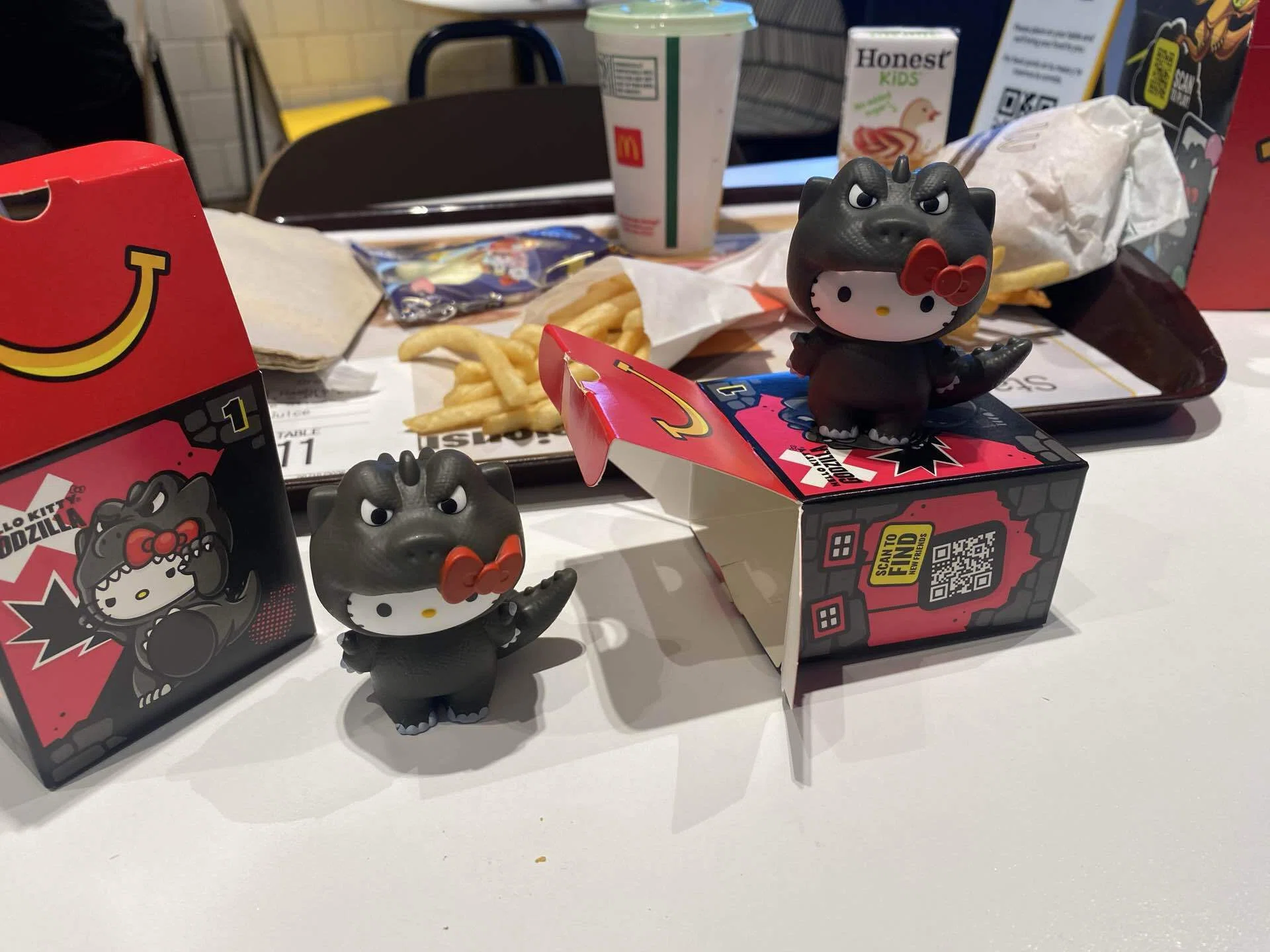 🇺🇸マクドナルドの“ハローキティ×ゴジラ”が可愛すぎる