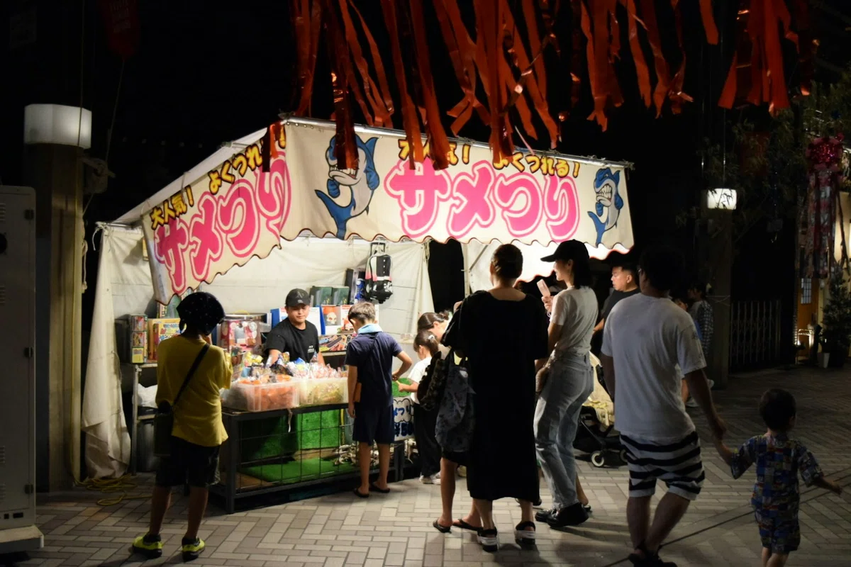 「縁日」って、何の日か知っていますか。お祭りの見え方がちょこっと変わる豆知識|堀商店のよみもの