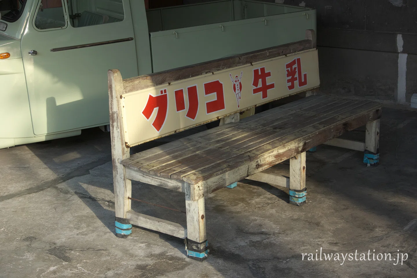 駅にあるホーロー看板付きのレトロな木製ベンチ｜駅旅あれこれ