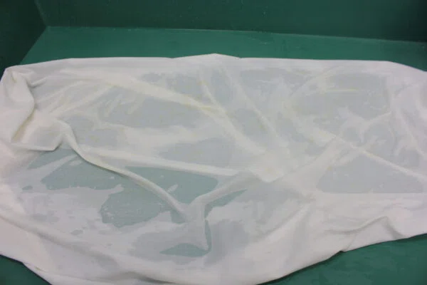 【職人日誌】白いソファカバーに発生した「水玉模様の黒カビ」を特殊漂白で除去する技術|アットデア株式会社