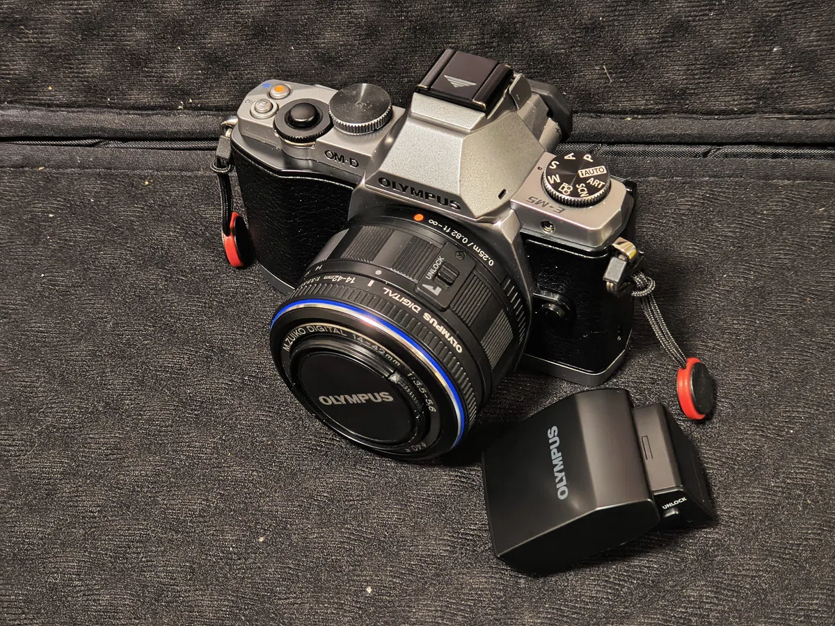 ちょい古ミラーレスのOM-D E-M5には防滴スピードライトが付属していた