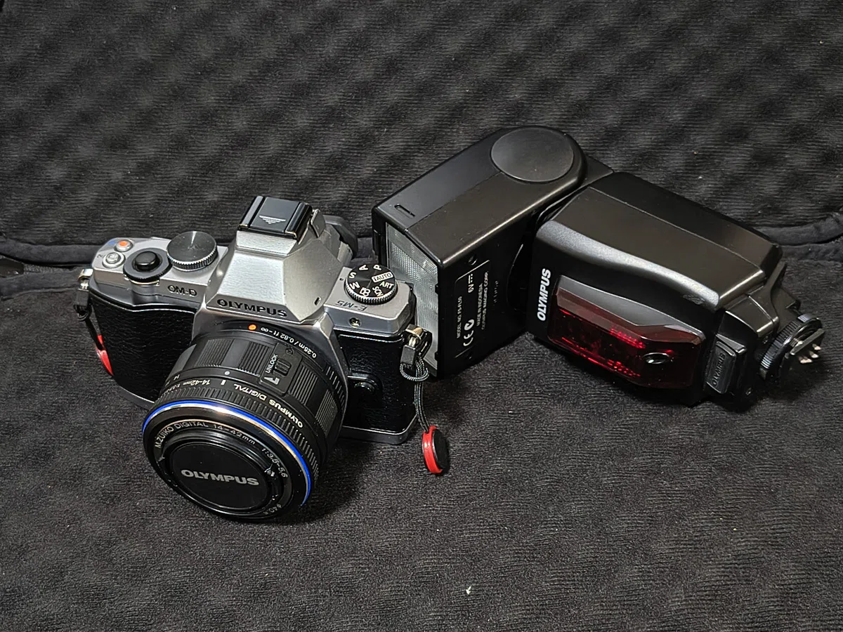 ちょい古ミラーレスのOM-D E-M5には防滴スピードライトが付属していた