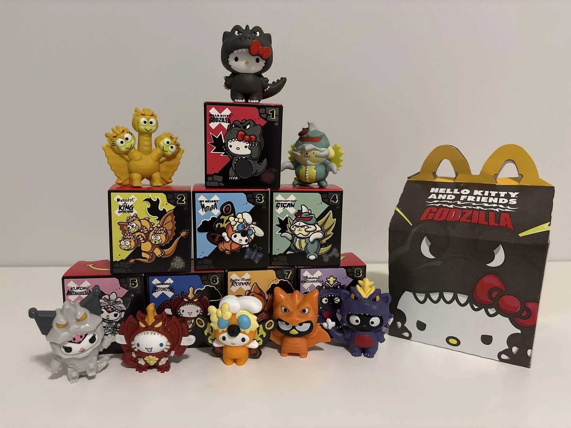 【アメリカ限定 マクドナルド　ハッピーセット サンリオ×ゴジラ 4種セット】 日本とは少し違うアメリカのハッピーセット事情。マクドナルド「ゴジラ