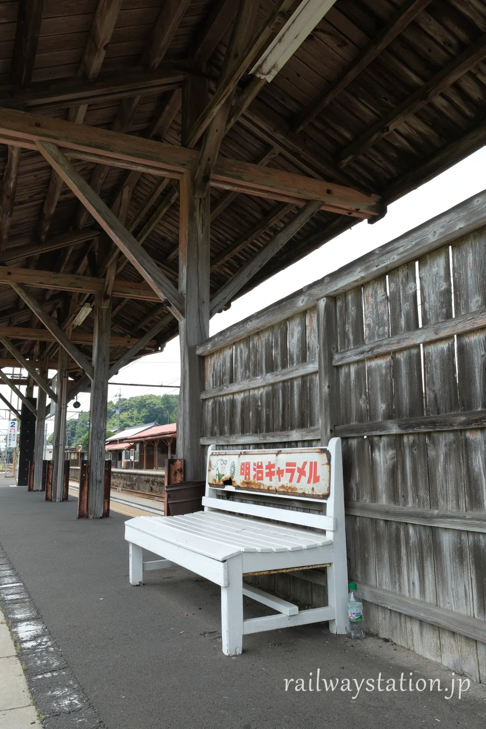 駅にあるホーロー看板付きのレトロな木製ベンチ｜駅旅あれこれ