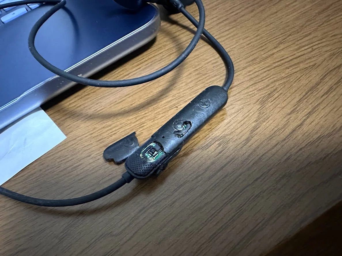 使い古されたイヤホン 8年使ったイヤホンの最後｜ともかつのノート