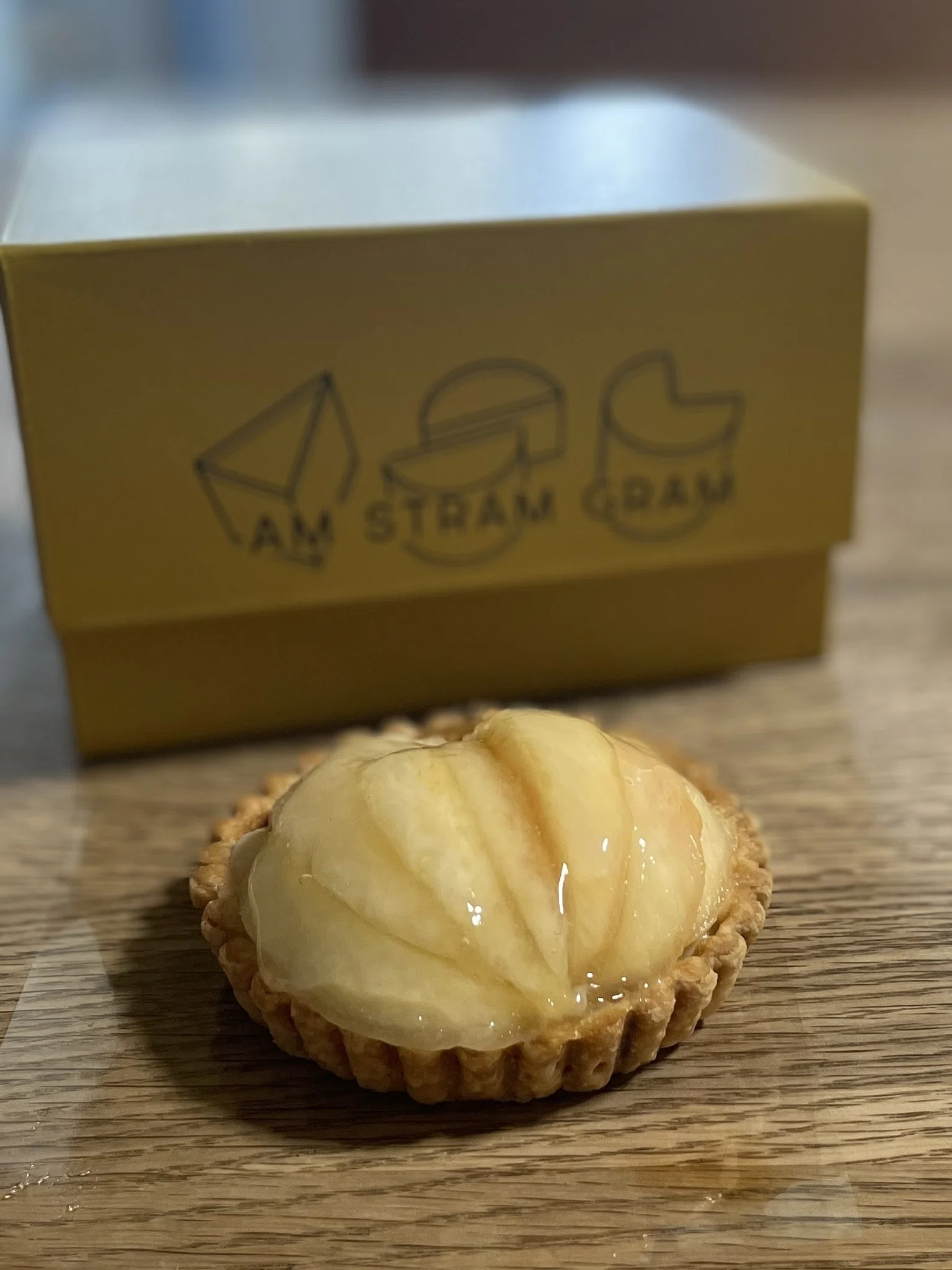 どれにしようかな」がお店の名前｜アムストラムグラムの桃タルト｜秋乃