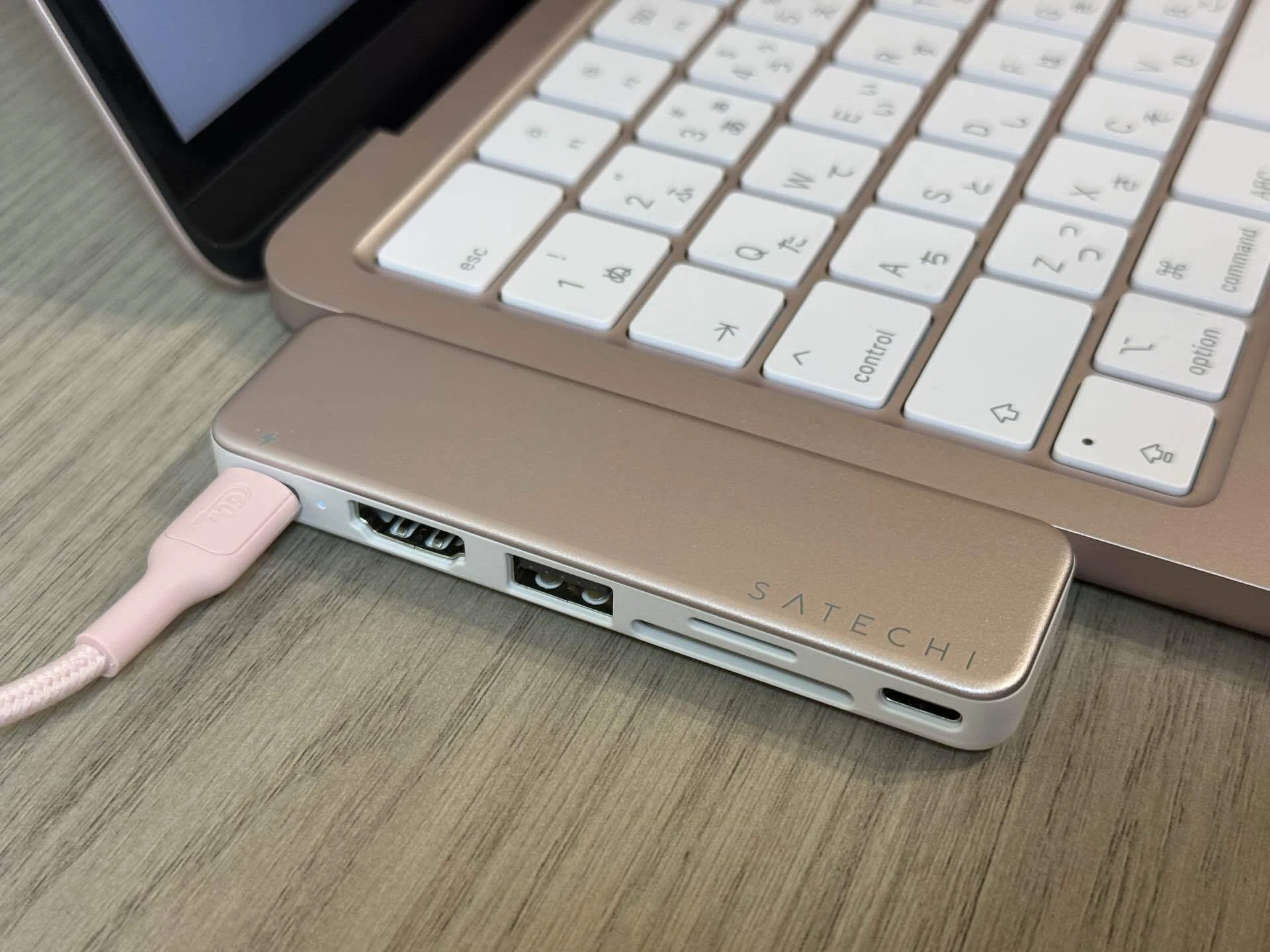 カラー統一】MacBook Neo ブラッシュの周辺機器を同じトーンで揃えて
