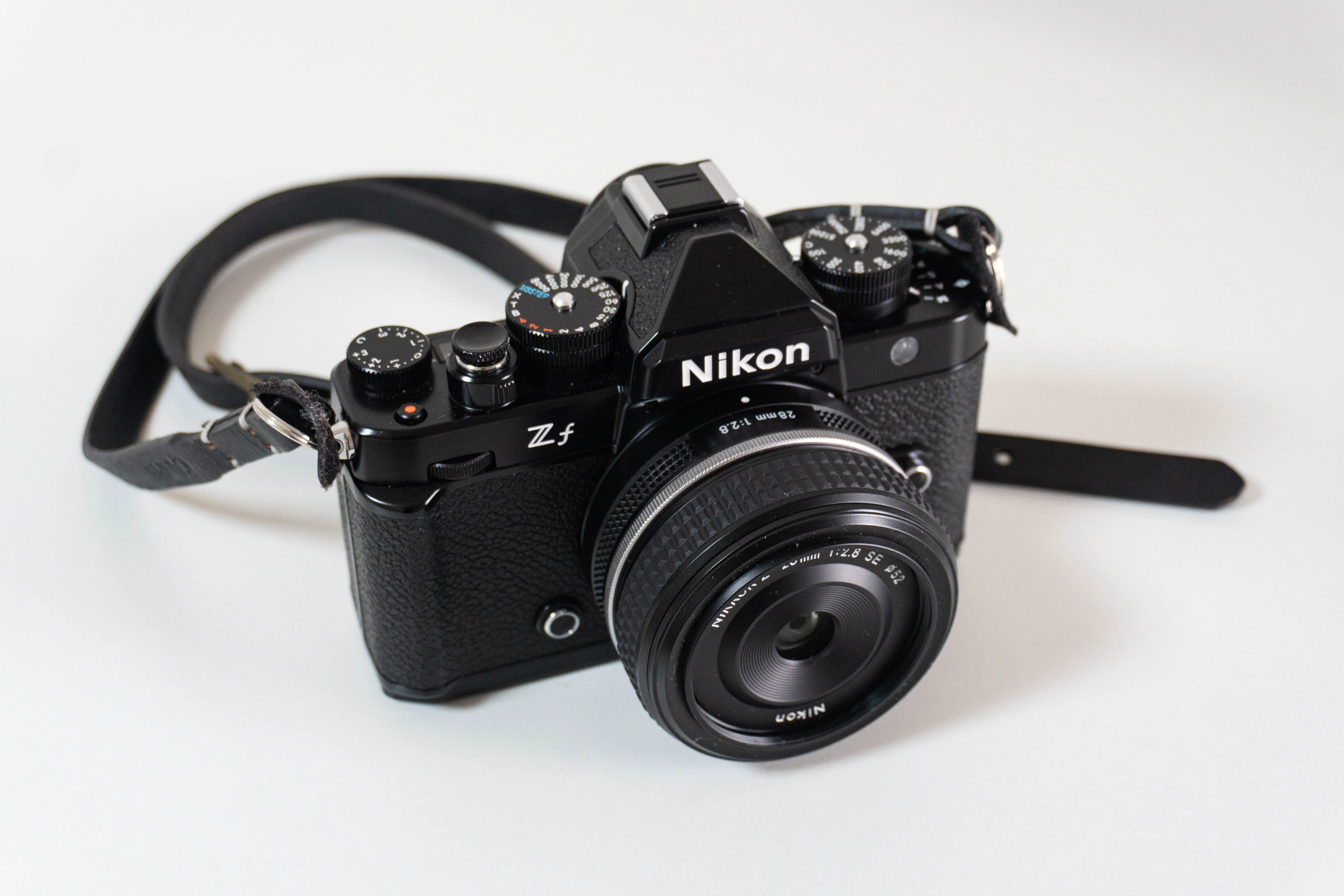 Nikon Zf おすすめ周辺機材3選｜グリップ・レリーズ・三脚、1年使って