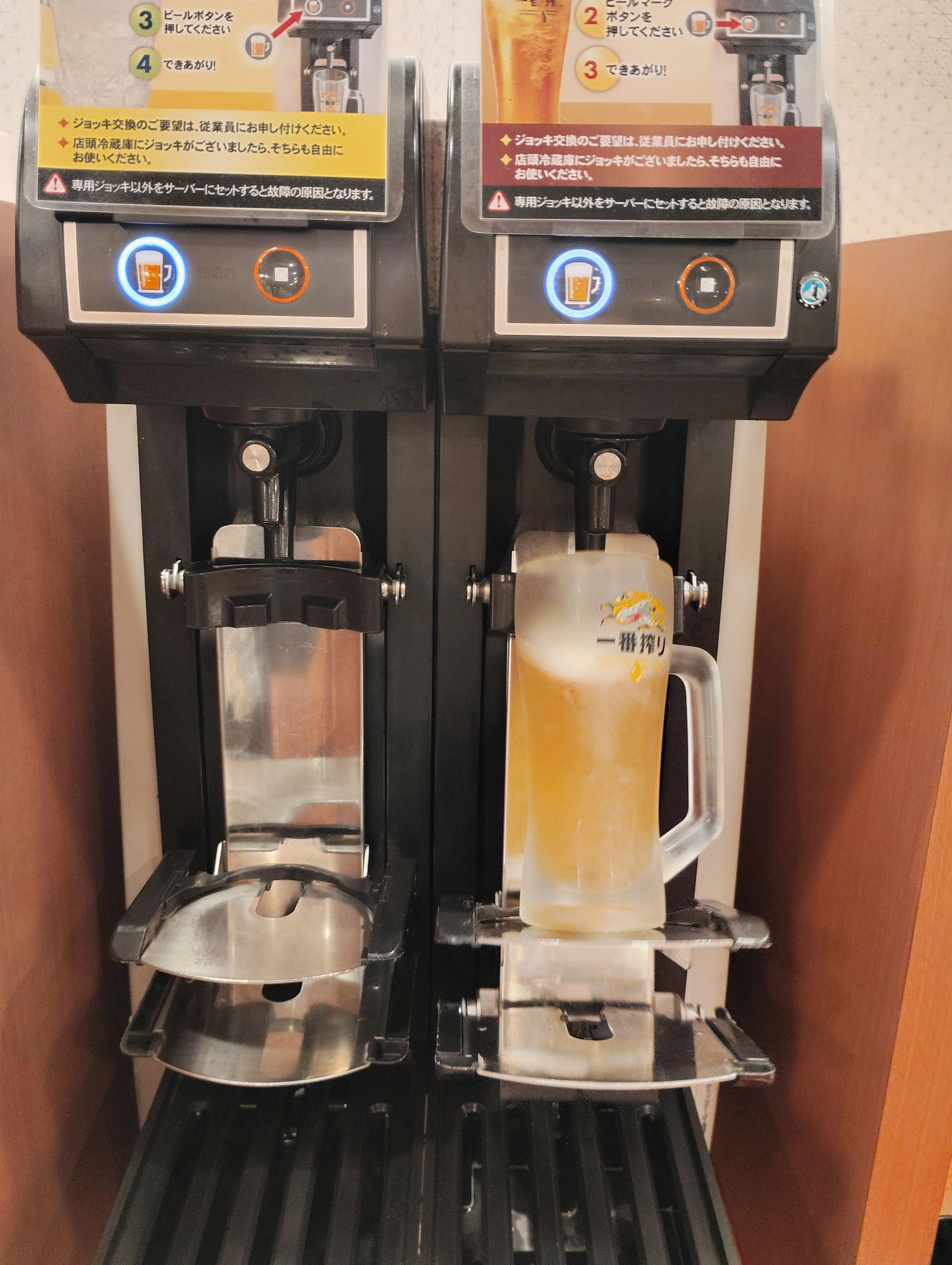 セルフビールサーバーで泡の注ぐ量を調整しながら、一番搾りの違いを