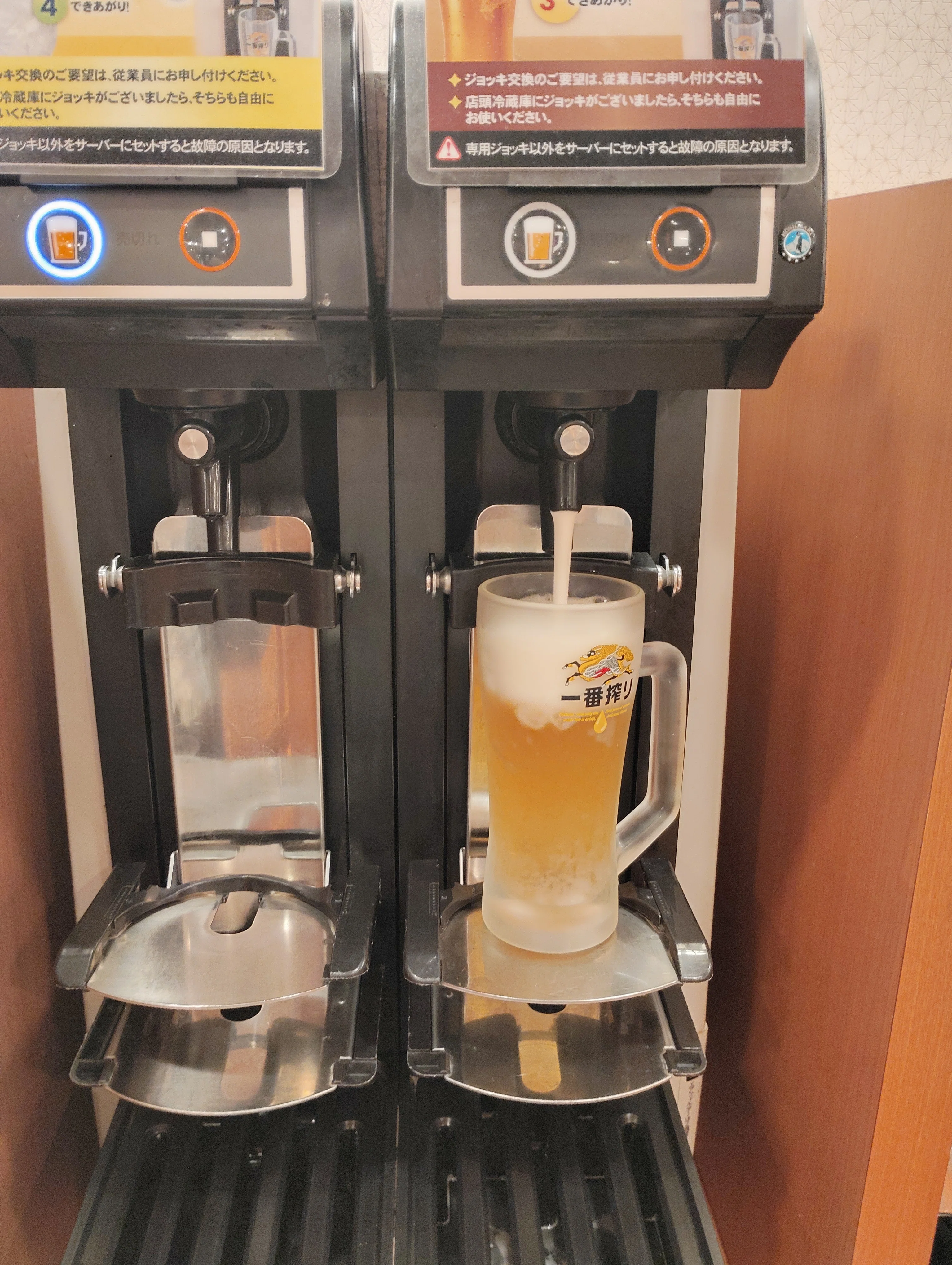 セルフビールサーバーで泡の注ぐ量を調整しながら、一番搾りの違いを