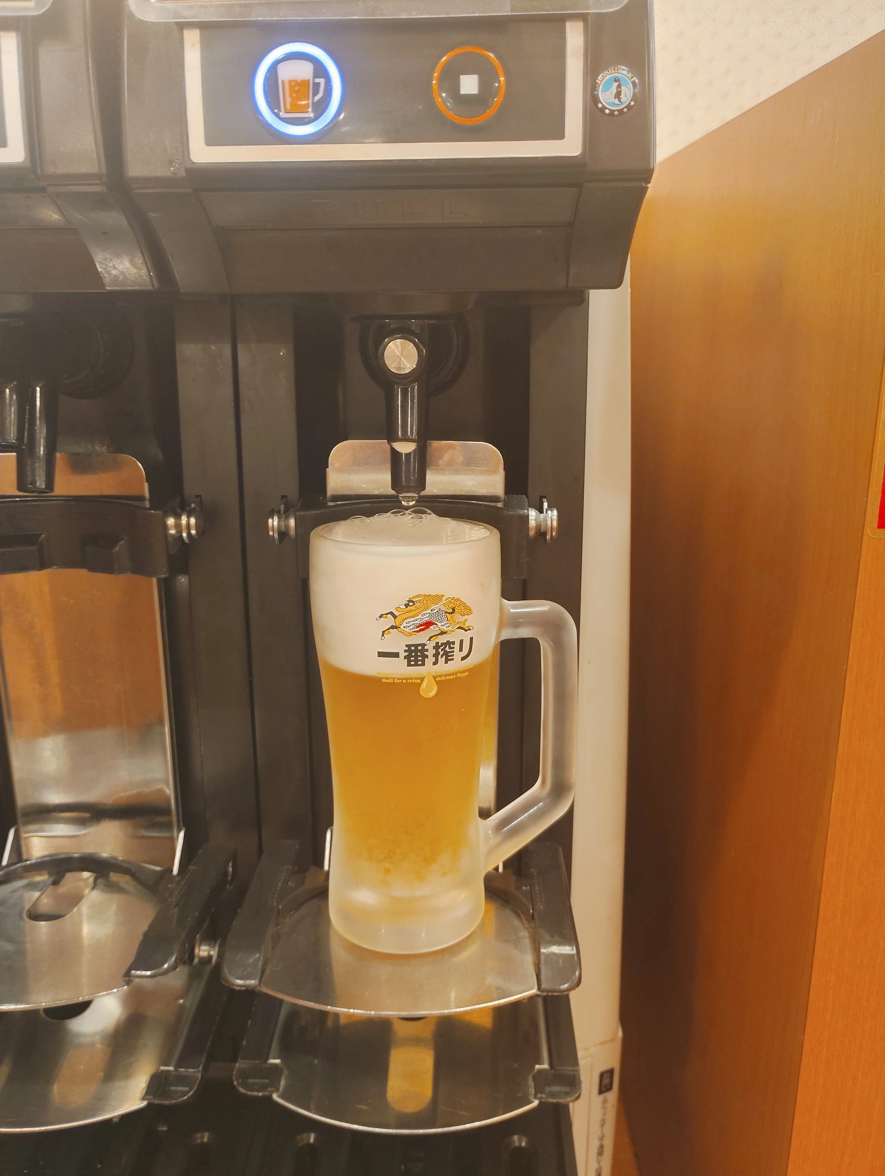セルフビールサーバーで泡の注ぐ量を調整しながら、一番搾りの違いを