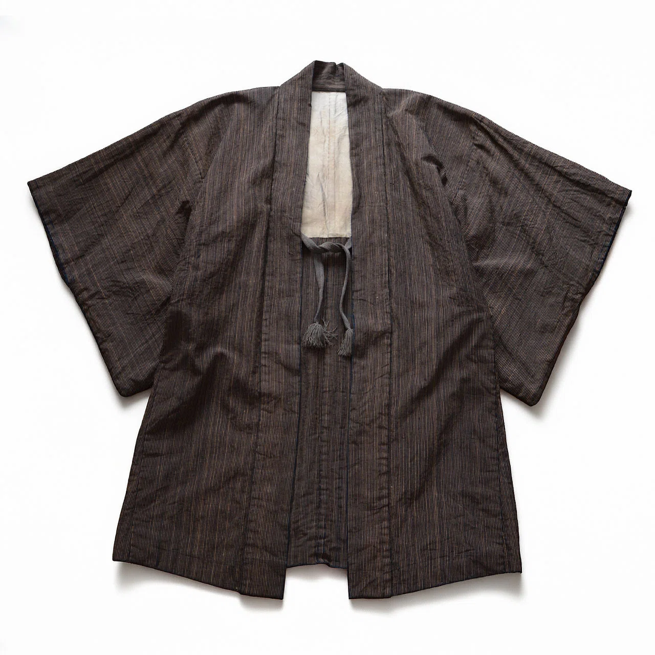 擦り切れの奥から現れた藍。昭和の木綿羽織を、今の服として着る｜難波