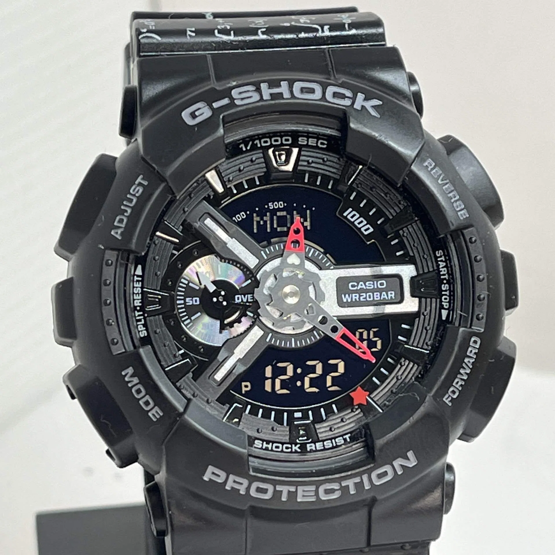 愛の方程式を纏った黒板。G-SHOCK「GA-110LJ」ラバーズコレクション25