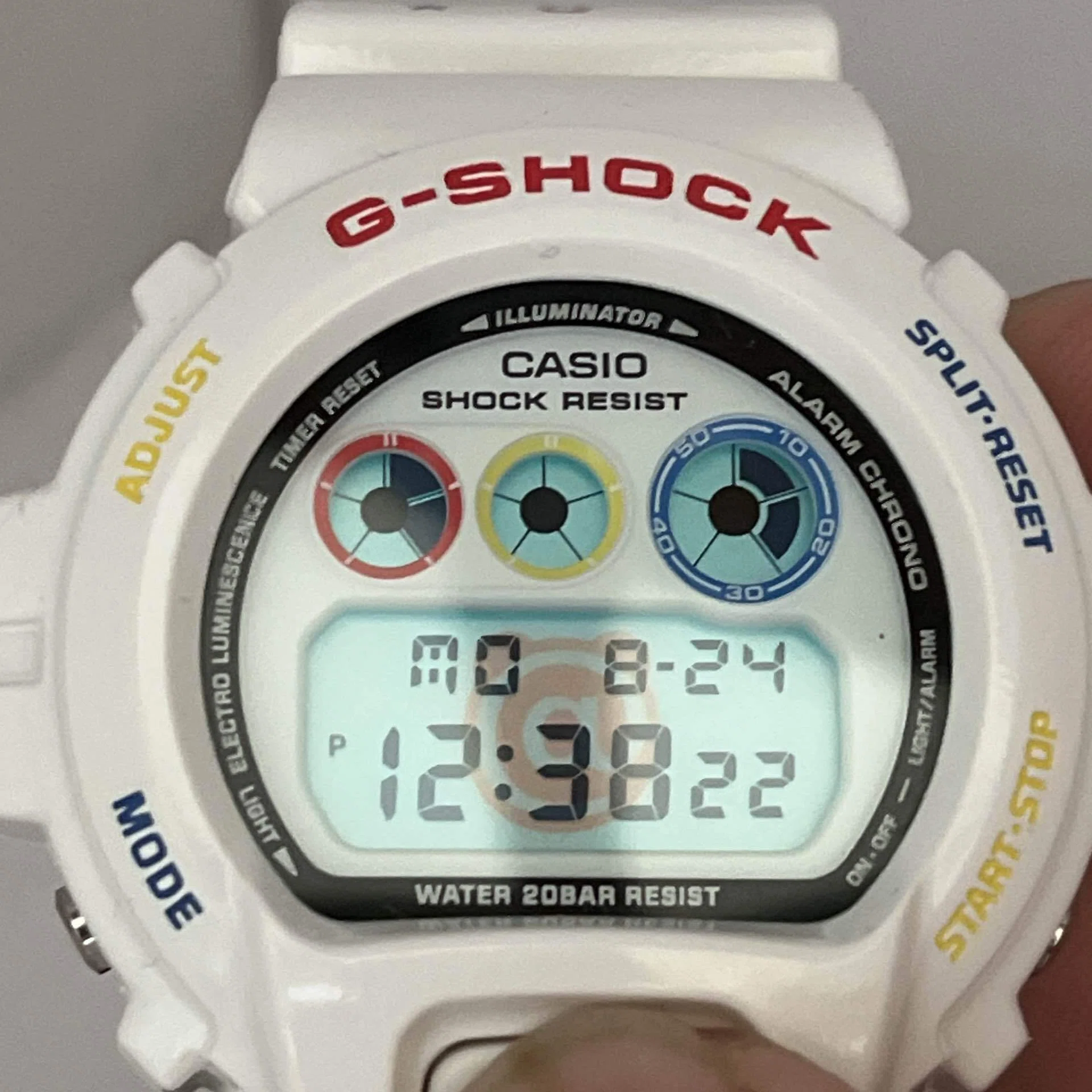 ポップな外観に秘めたタフネスと遊び心。GSHOCK×MEDICOM TOY「DW