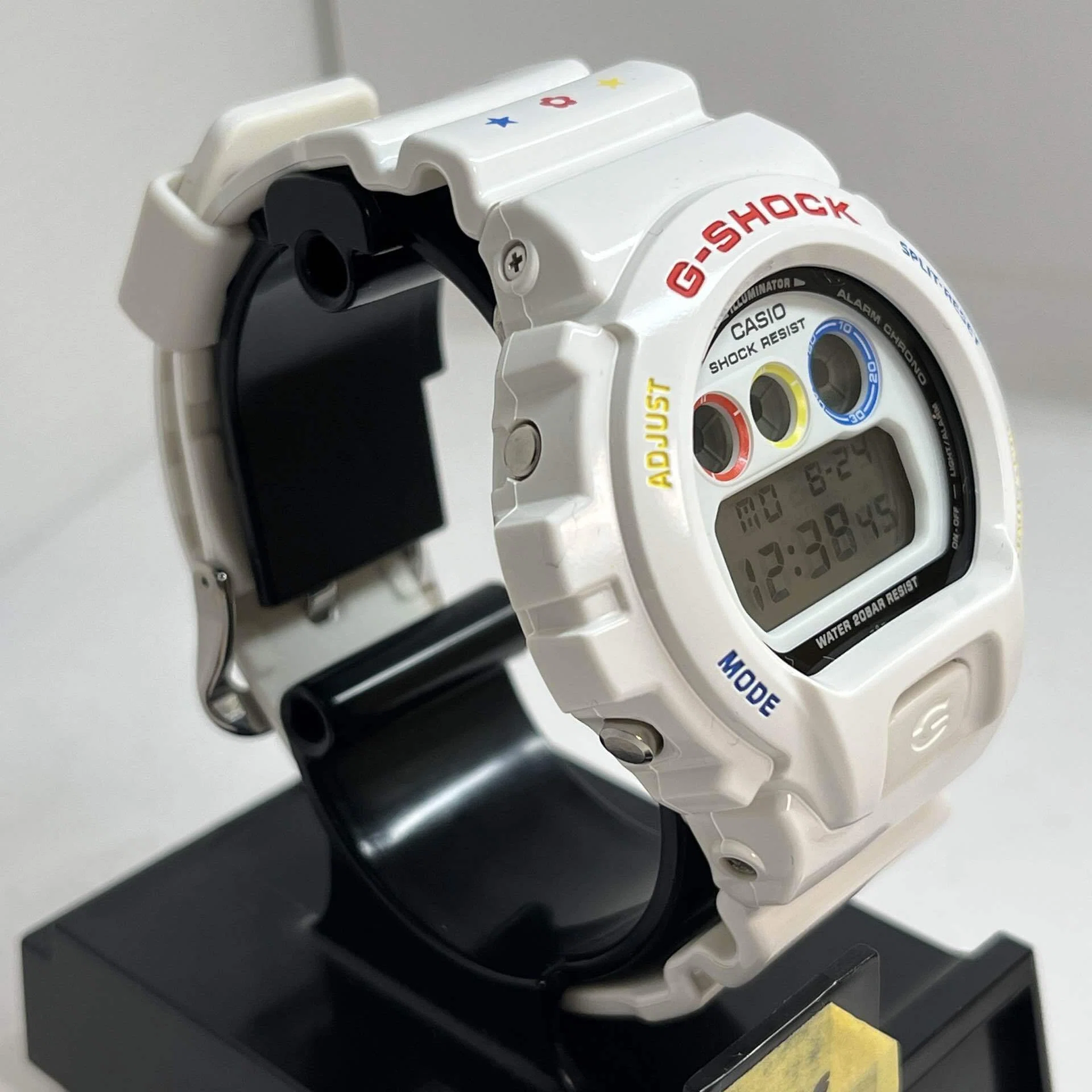 ポップな外観に秘めたタフネスと遊び心。GSHOCK×MEDICOM TOY「DW
