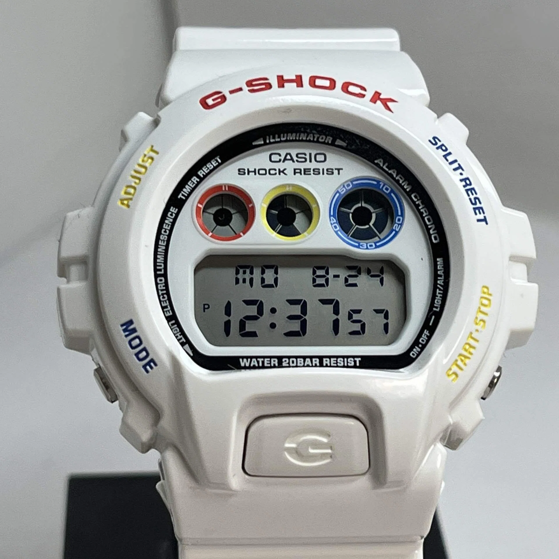 ポップな外観に秘めたタフネスと遊び心。GSHOCK×MEDICOM TOY「DW